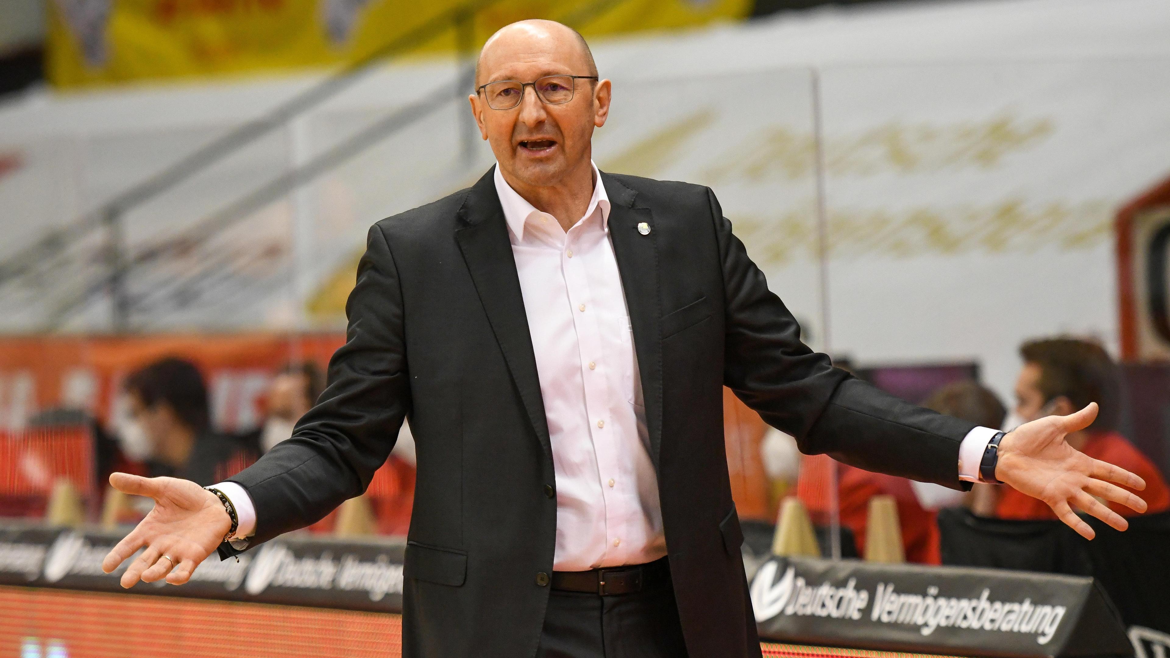 medi bayreuth geht mit einem neuen Head Coach in den Abstiegskampf in der easyCredit Basketball Bundesliga. Die Bayreuther trennen sich vom bisherigen Cheftrainer Lars Masell und verpflichten Mladen Drijencic als neuen Übungsleiter. Der 57-Jährige wird bereits heute in Bayreuth eintreffen und am Vormittag das erste Team-Training leiten. Mladen Drijencic erhält einen Vertrag bis zum Ende der Saison. 