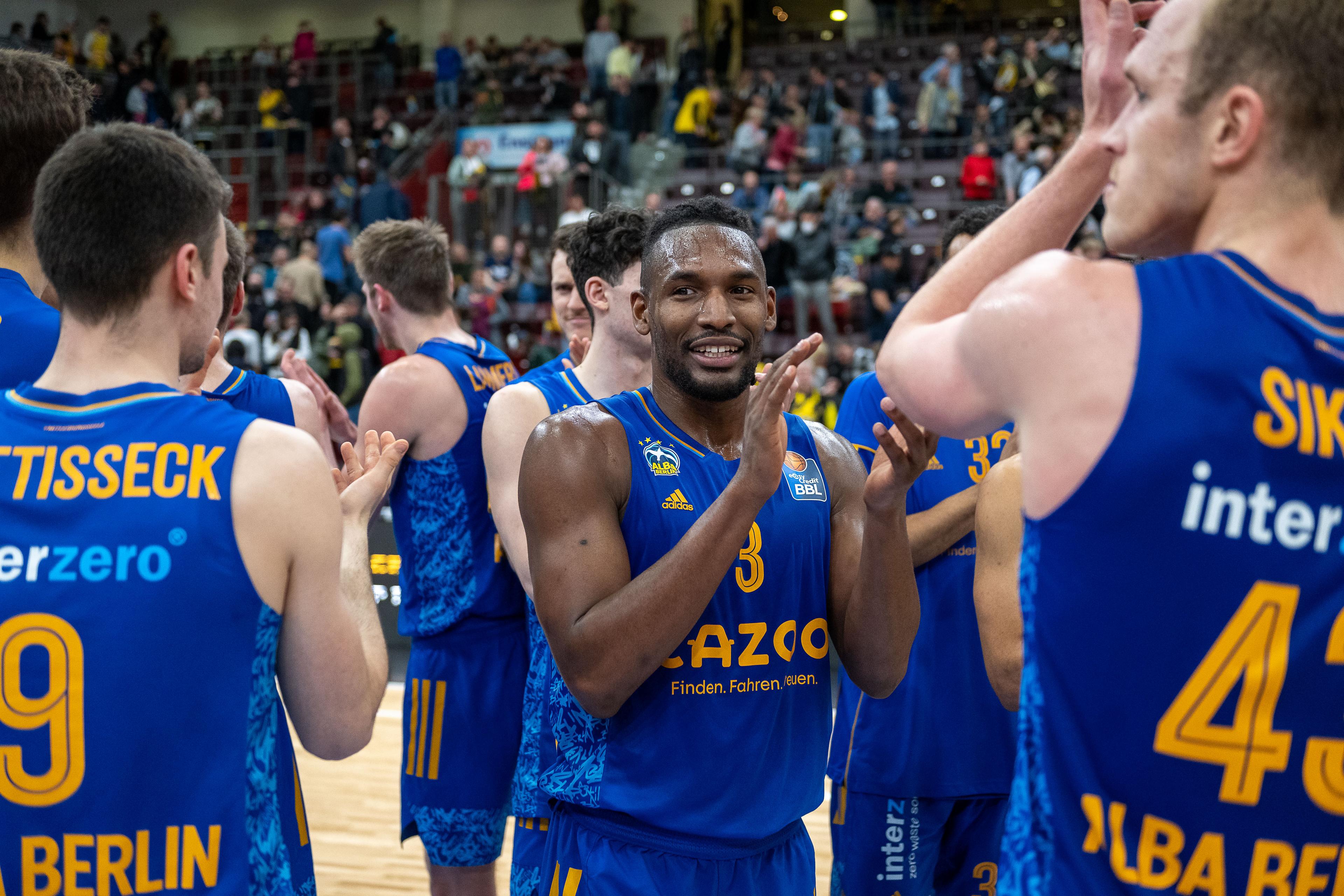 ALBA BERLIN gewinnt auch das dritte Spiel in dieser Woche und übernimmt vorerst wieder die Tabellenführung. Beim 83:77-Erfolg in Ludwigsburg machen die Hauptstädter wie im Hinspiel erst im letzten Viertel alles klar. Ausgerechnet Jaleen Smith dreht an alter Wirkungsstätte mit 28 Punkten auf.