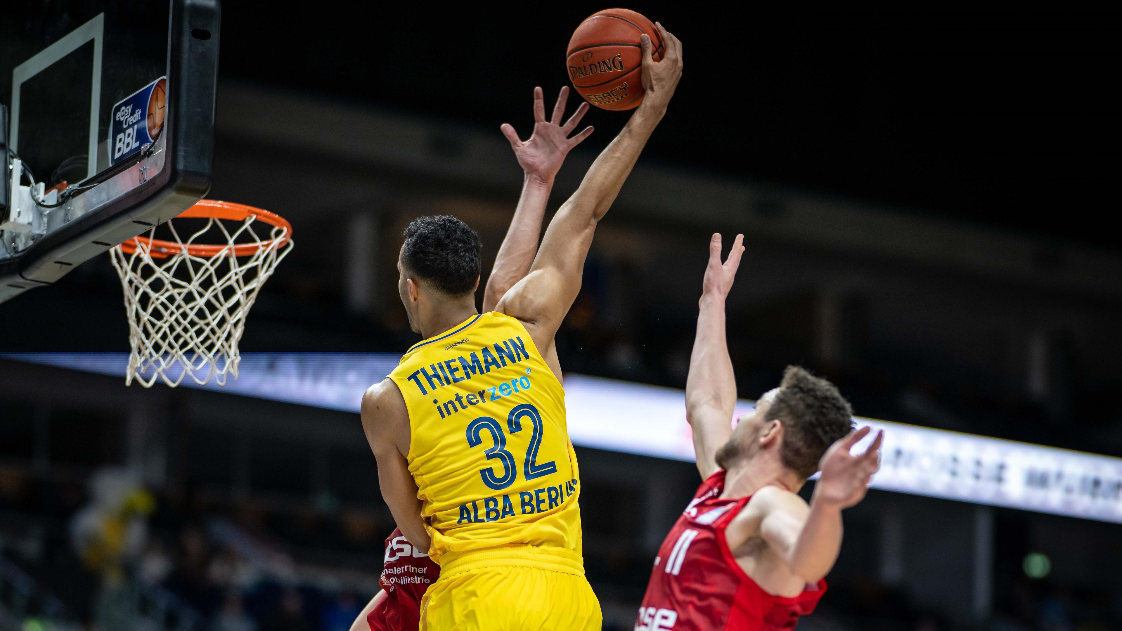 ALBA Berlin bleibt Tabellenführer der easycreditBBL. Die Hauptstädter gewinnen am Sonntagabend gegen Brose Bamberg durch eine deutliche Leistungssteigerung in der zweiten Halbzeit mit 84:67 gegen Brose Bamberg. Für die Albatrosse erzielen Gabriele Procida, Yanni Wetzell und Jaleen Smith jeweils 16 Punkte.