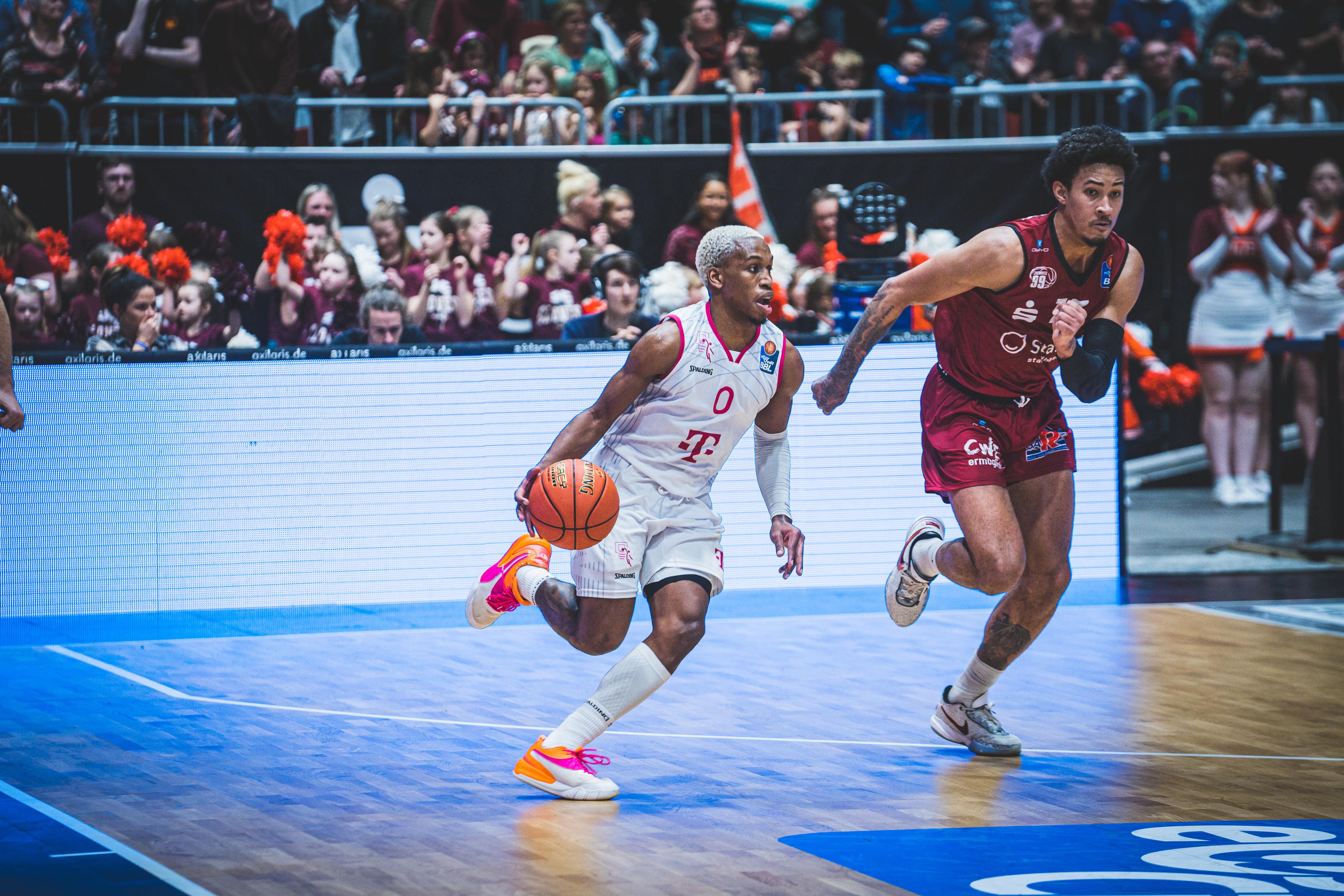 39 Minuten Führung reichen nicht für die NINERS Chemnitz, denn in letzter Minute gehen die Telekom Baskets Bonn erstmals Führung und nehmen den Sieg mit nach Hause. Das bedeutet trotz starker Leistung gegen ein Spitzenteam die siebte Niederlage in Serie für Chemnitz, während Bonn weiterhin die Tabelle anführt.
