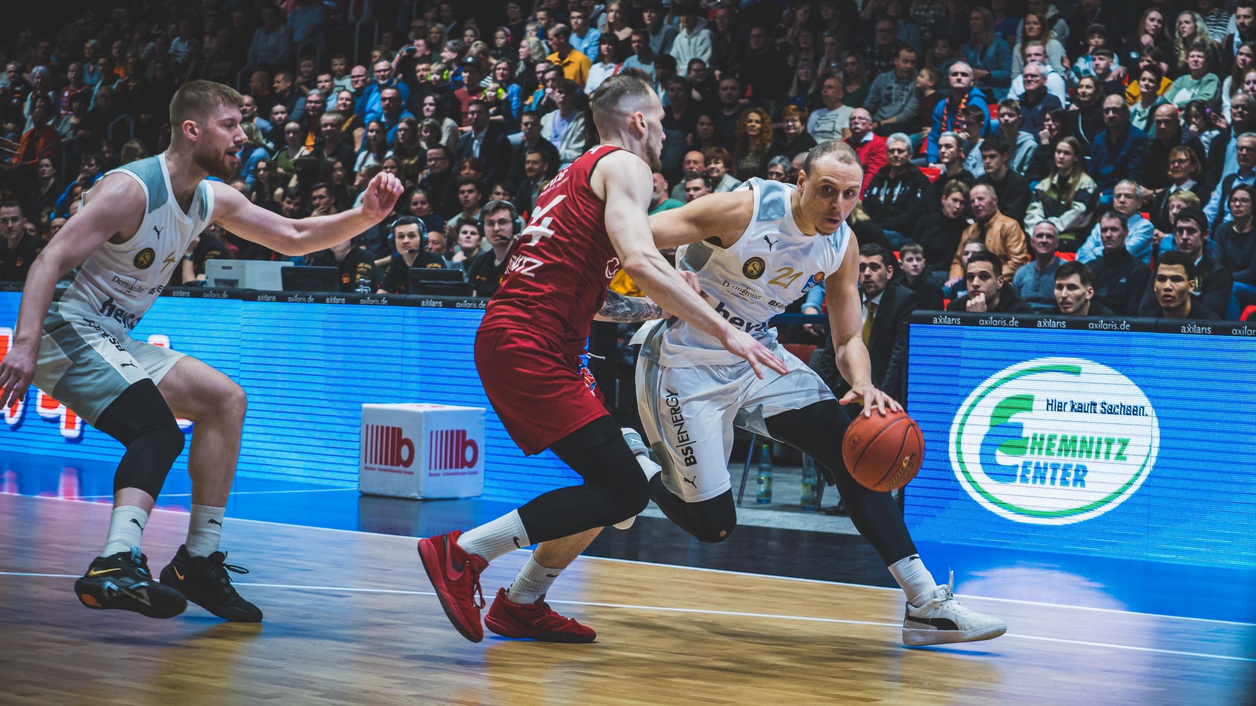 Die NINERS Chemnitz verlieren beim 73:83 gegen die Basketball Löwen Braunschweig zum dritten Mal in Folge. Die Gäste hingegen fahren nach zuvor drei Schlappen am Stück wieder einen Erfolg ein und schöpfen Hoffnung im Rennen um den Klassenerhalt. Vor allem der Start in ein bemerkenswertes zweites Viertel bringt Braunschweig auf die Siegerstraße.