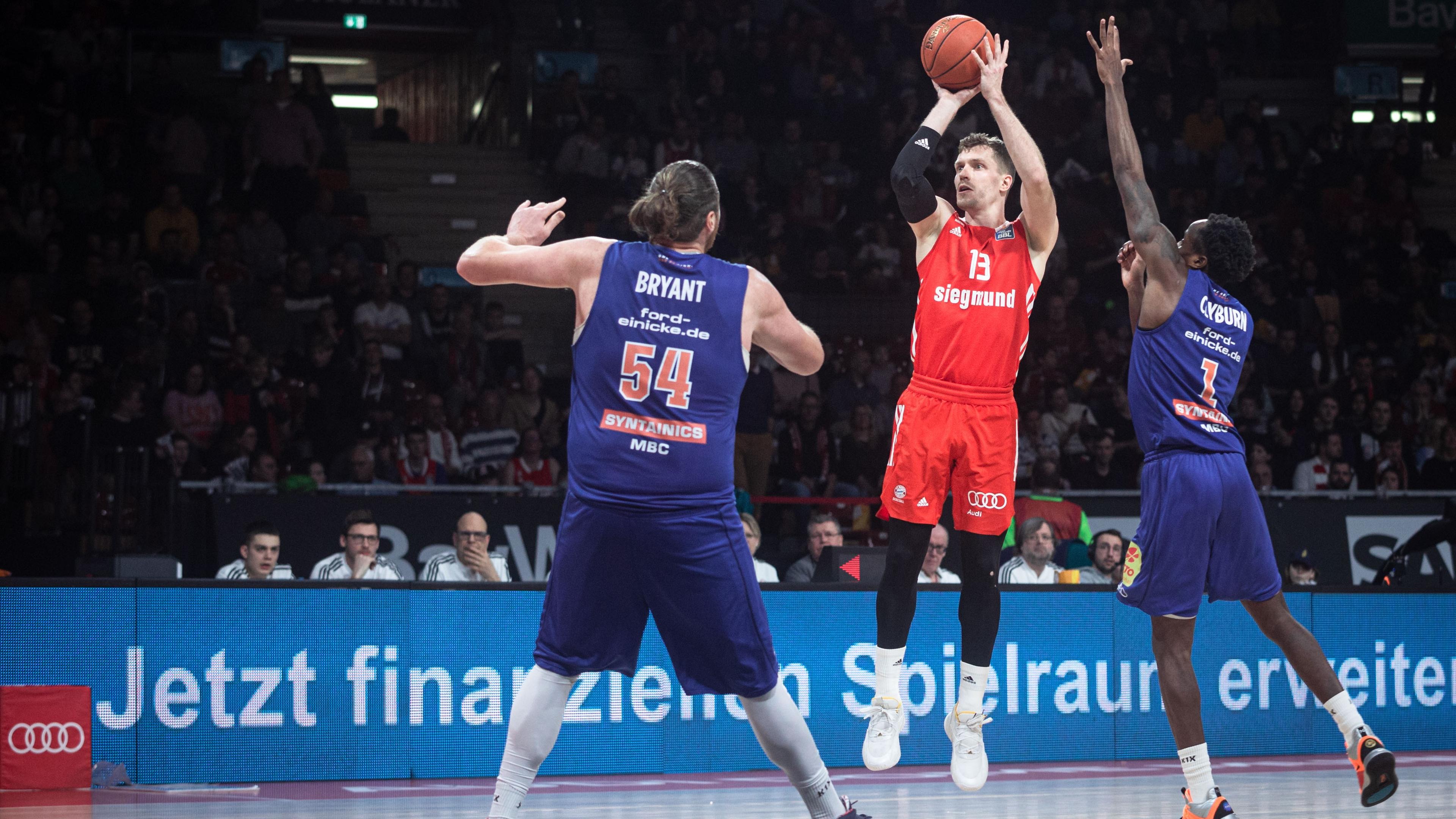 7 Punkte von EM-Bronzemedaillengewinner Andreas Obst sorgen dafür, dass der FC Bayern München (17:6) auf Kurs Platz drei bleibt und ohne Schwierigkeiten mit 87:66 gegen den SYNTAINICS MBC (9:15) gewinnt.