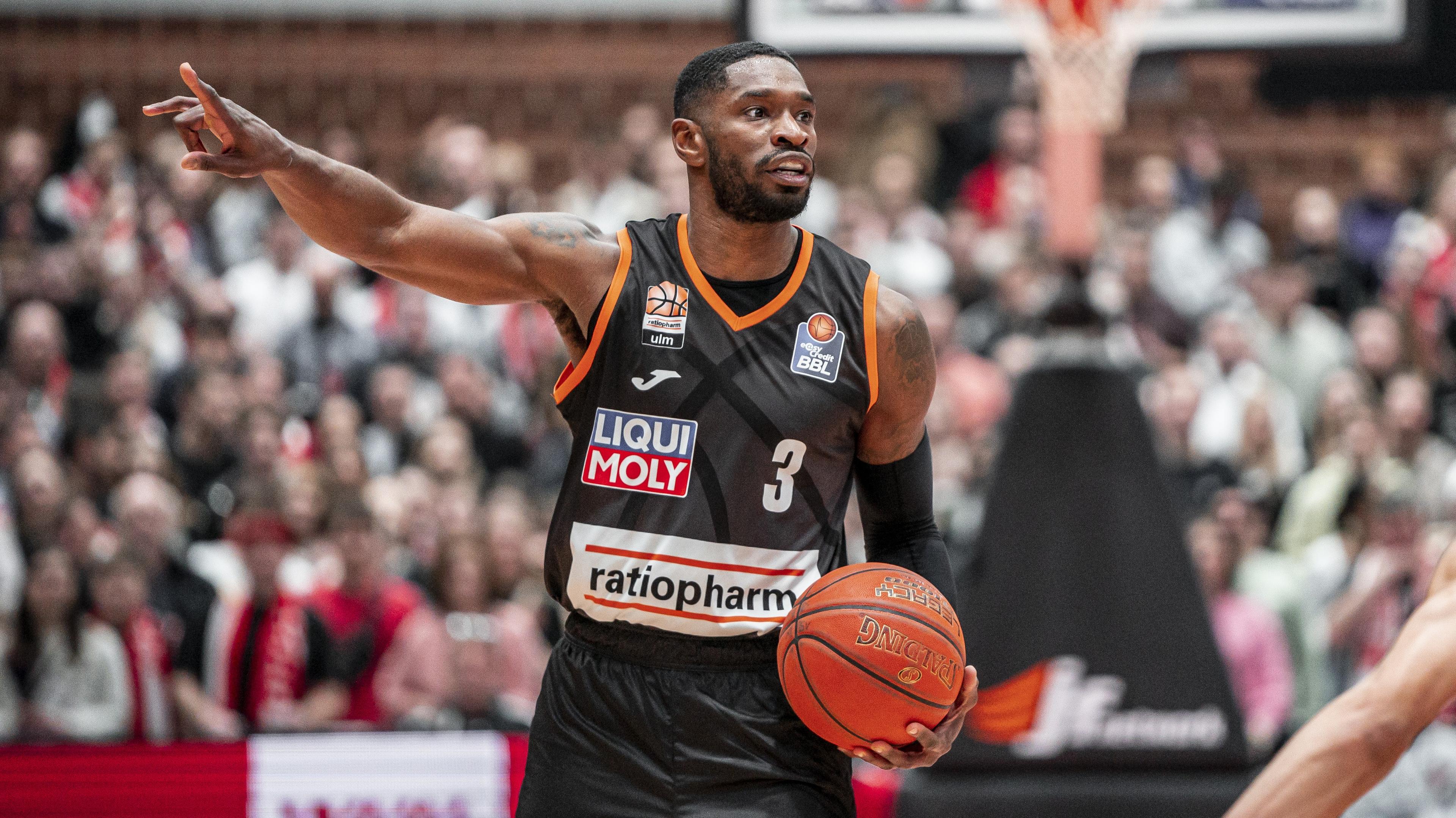 Ratiopharm Ulm hat im Rennen um die heiß umkämpften Playoff-Plätze einen big point gelandet und das direkte Duell beim Tabellennachbarn Würzburg Baskets mit 82:62 gewonnen. Durch den Erfolg, der zeitgleich den Gewinn des direkten Vergleichs bedeutet, ziehen die Schwaben in der Tabelle an den Franken vorbei. Bester Werfer des Abends war Würzburgs Stanley Whittaker mit 19 Punkten.