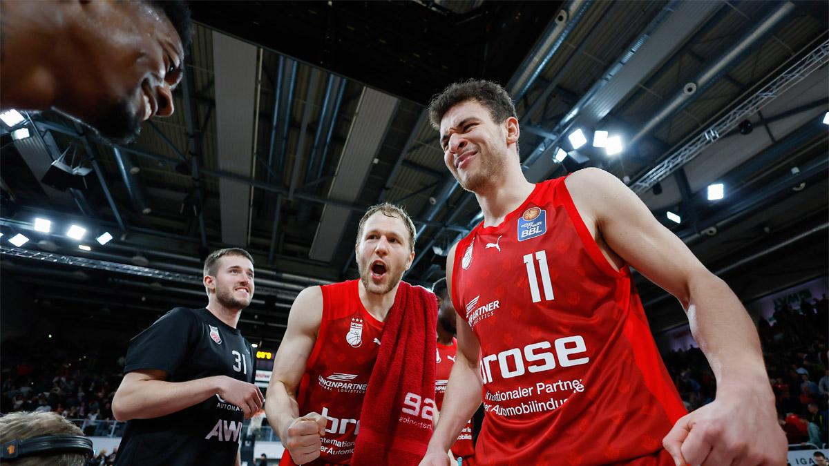 Brose Bamberg bleibt im Rennen um den achten Platz. Durch einen 81:73-Heimsieg über die MHP RIESEN Ludwigsburg stoppt das Team von Headcoach Oren Amiel die Negativserie von drei Niederlagen in Serie. Mit einem 19:2-Lauf beenden die Bamberger die Partie, dabei dreht Patrick Miller mit zwölf Punkten in den letzten fünf Minuten auf.