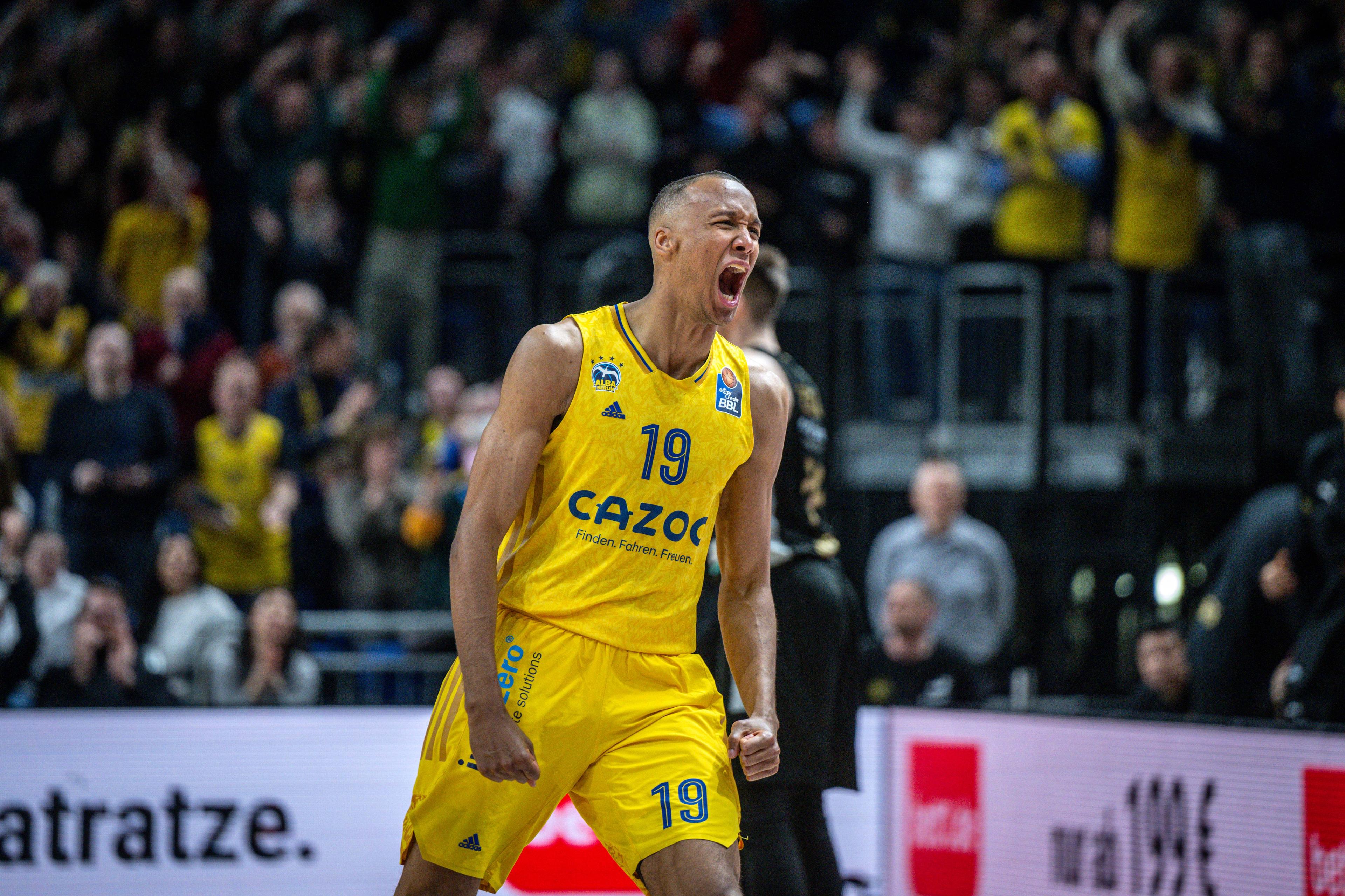 ALBA Berlin fährt den zehnten Sige in Serie in ein und bleibt souverän an der Tabellenspitze. Dabei übernehmen die Albatrosse erst im letzten Viertel mit einem 16:3-Lauf. Die Basketball Löwen Braunschweig verpassen nach zuletzt zwei Siegen nur knapp den Überraschungserfolg.