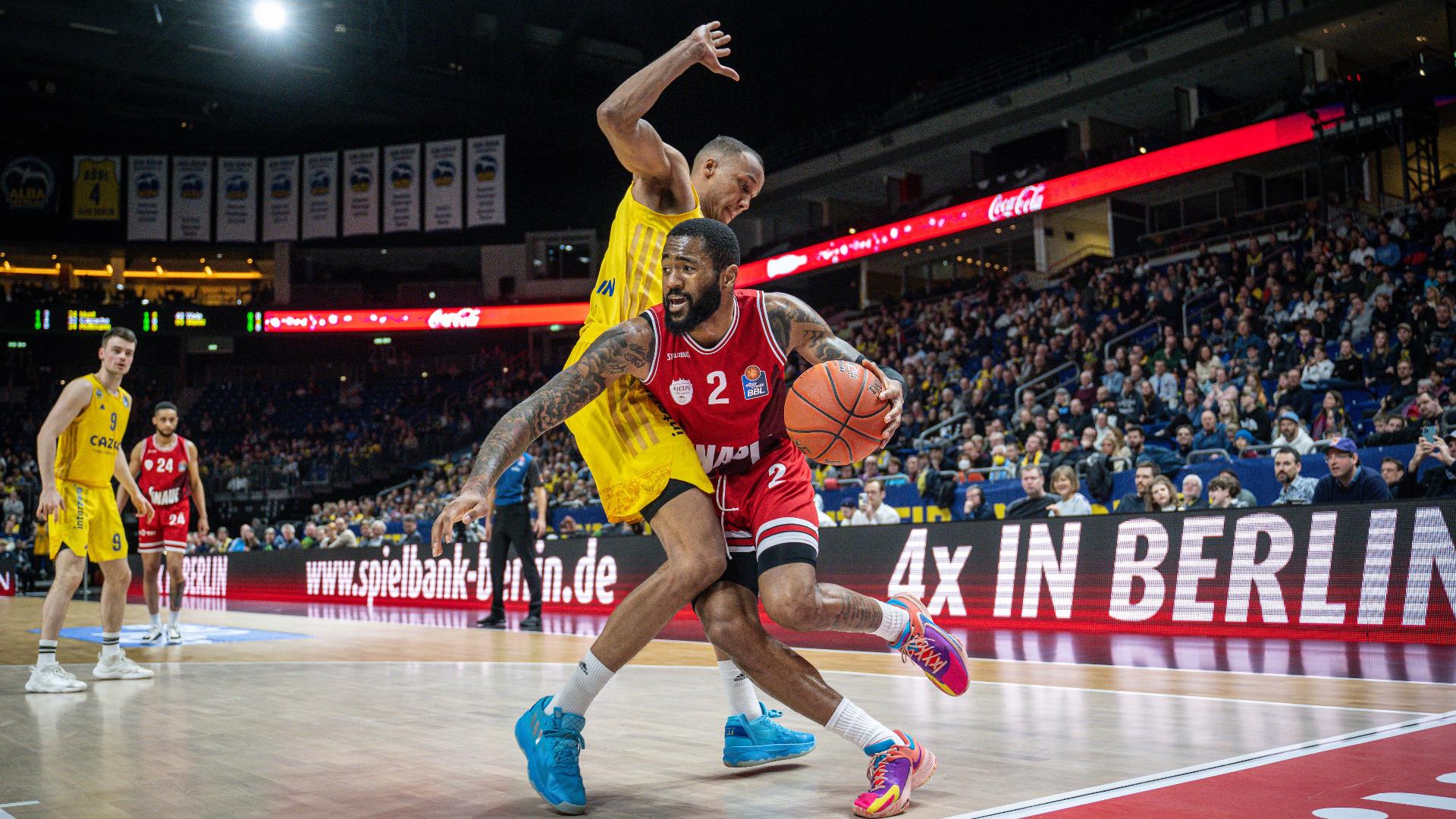 Vor dem langen, arbeitsintensiven Osterwochenende setzt ALBA BERLIN sich dank eines nie gefährdeten 76:47 über die Würzburg Baskets wieder an die Tabellenspitze der easyCredit BBL. Die Gäste aus dem Frankenland kommen nie in die Verlegenheit ihr grundsätzlich gefürchtetes Spiel innerhalb der Dreierlinie zu etablieren, bleiben trotz der Niederlage jedoch vorerst auf einem virtuellen Playoff-Rang.