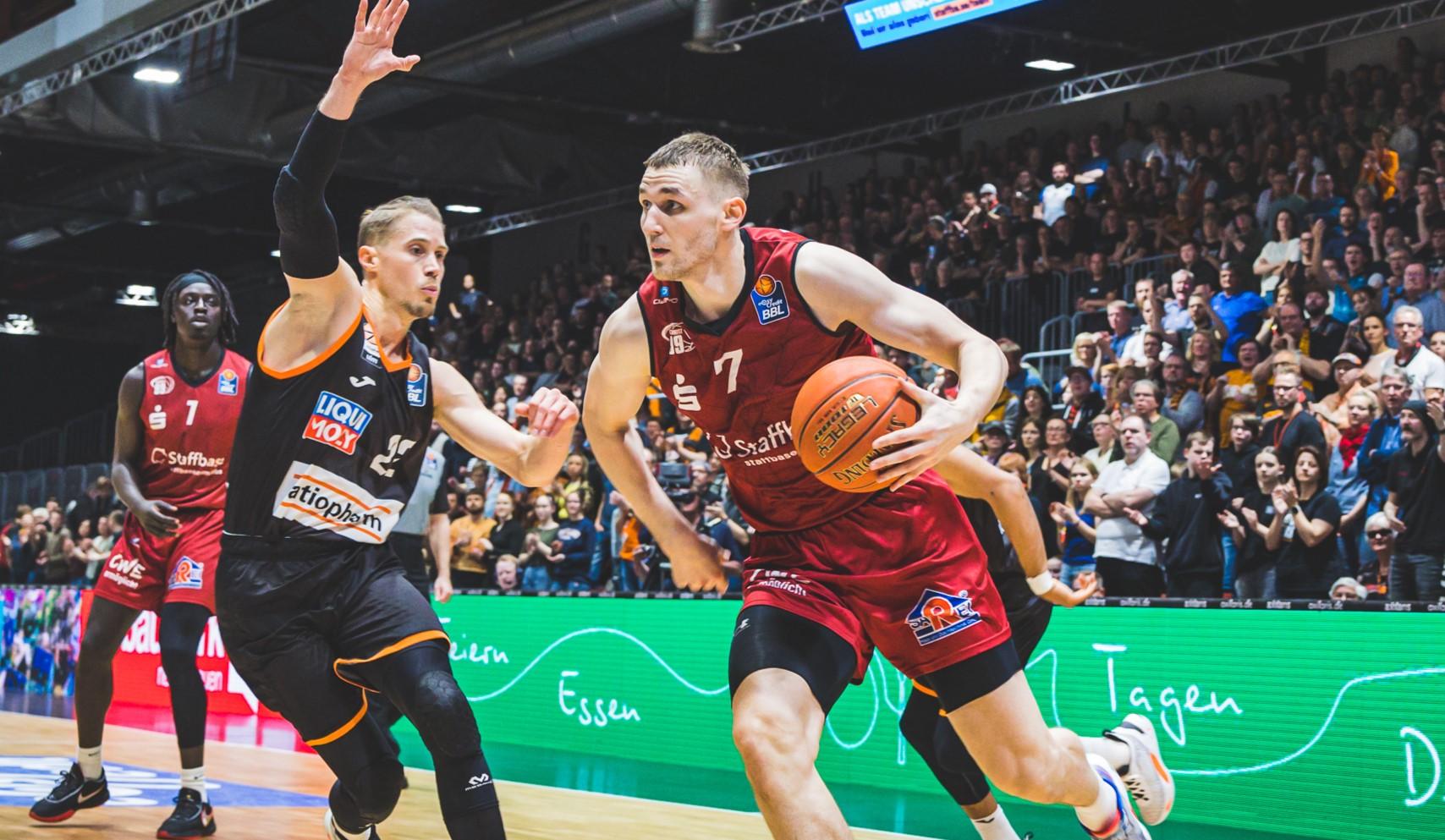 Die Niners Chemnitz haben erstmals seit exakt drei Monaten wieder ein Heimspiel in der easycredit BBL gewonnen. Gegen ratiopharm ulm setzt sich das Team von Trainer Rodrigo Pastore mit 92:86 durch und besticht besonders durch exzellentes Teamplay. 29 Assists verteilen Arnas Velicka und Co., was neben der guten Dreierquote von 45 Prozent der Schlüssel zum Sieg ist. Topscorer des Abends in Ulms Yago dos Santos mit 20 Punkten.