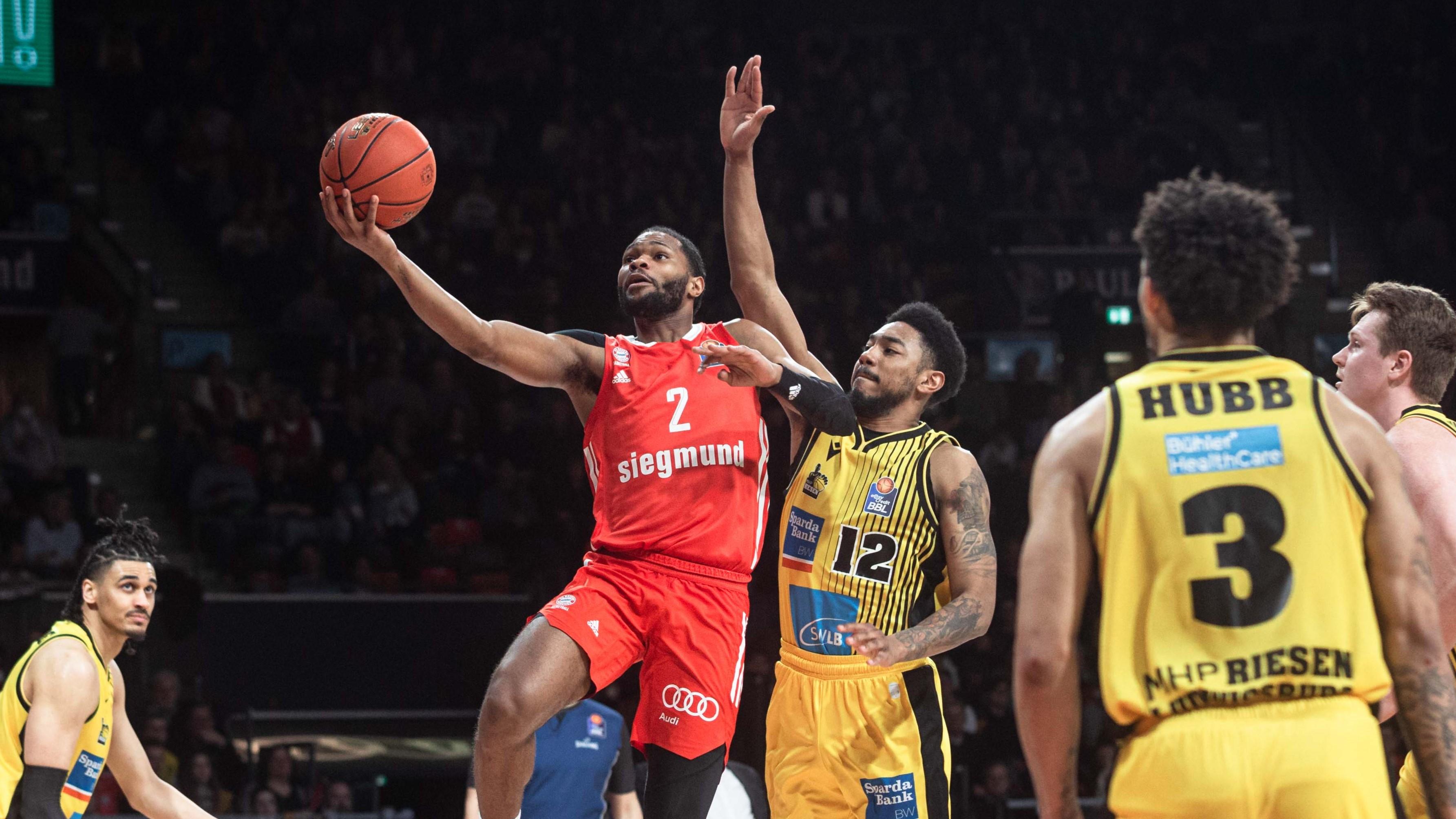 Der FC Bayern Basketball hat sich für die bislang höchste Saisonniederlage revanchiert und einen souveränen 89:72 – Heimsieg gegen die MHP RIESEN Ludwigsburg eingefahren. Die Münchner festigen dadurch den dritten Tabellenplatz, während die Schwaben nach der vierten Niederlage in Serie auf Rang 6 stehen.