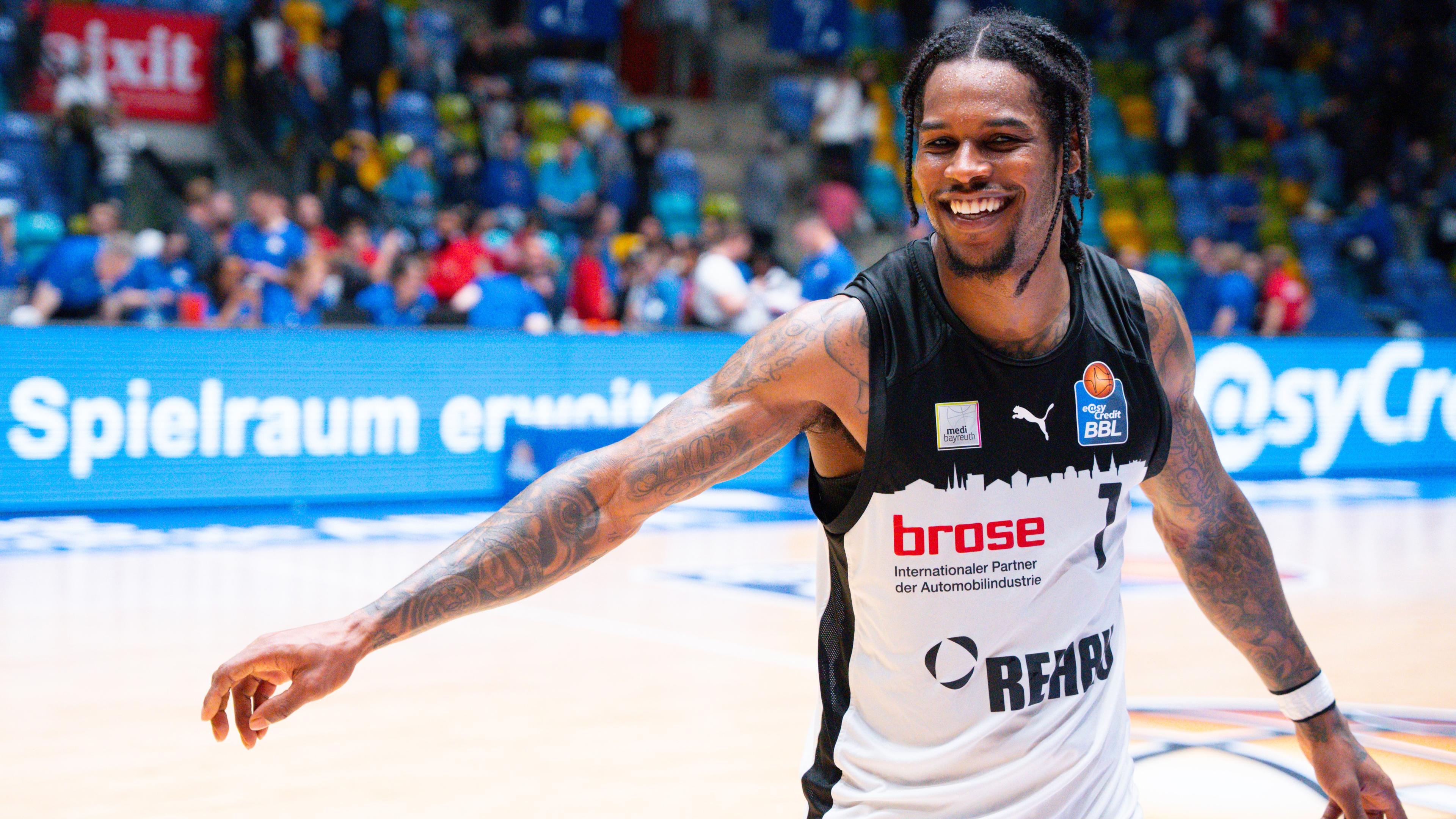 medi bayreuth feiert beim 113:107 bei den FRAPORT SKYLINERS den ersten Auswärtssieg der Saison und hält die Hoffnung auf den Klassenverbleib lebendig. Die Lage bleibt brenzlig – das gilt allerdings auch für Frankfurt auf dem 17. Platz.