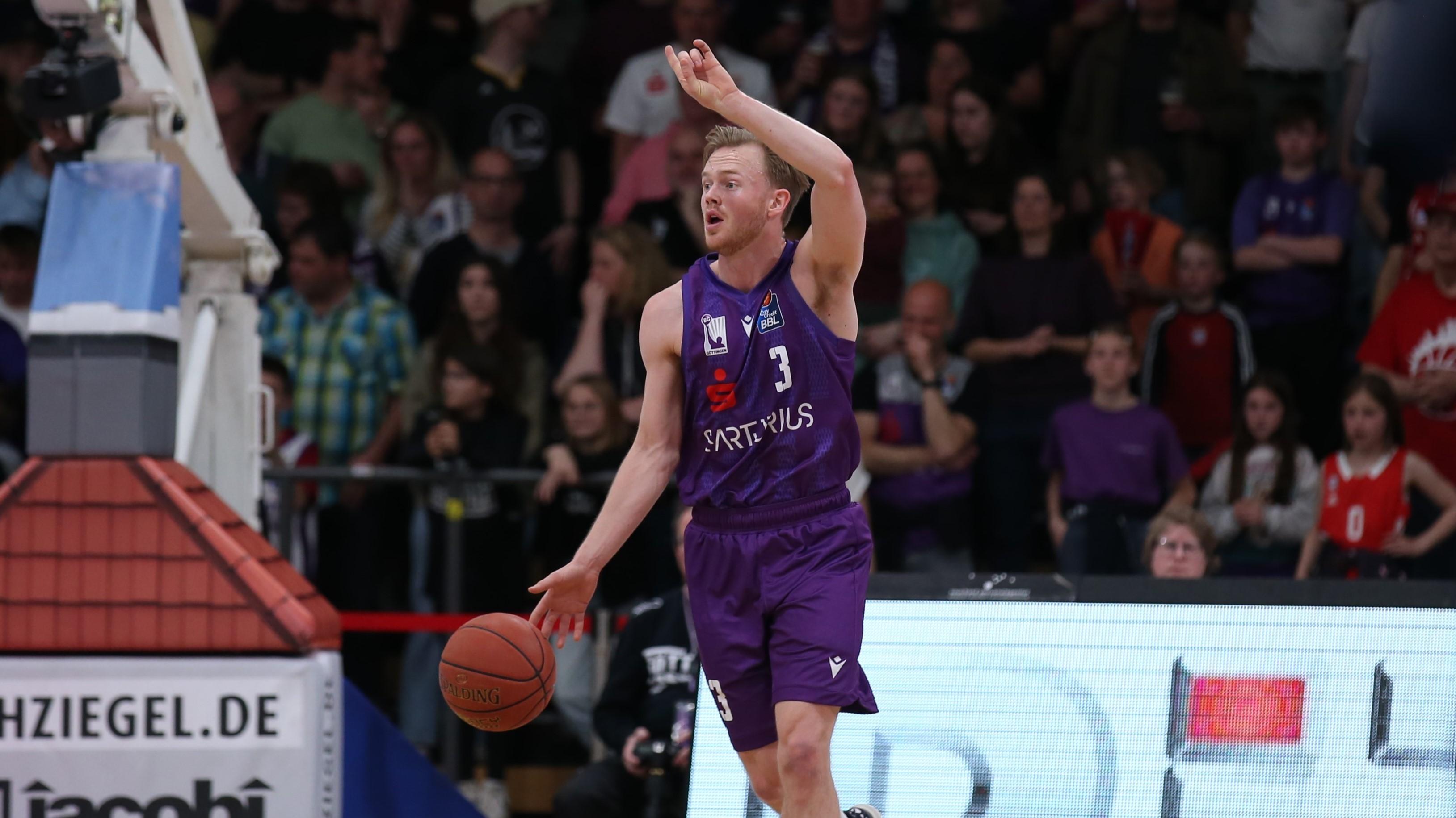 Die BG Göttingen gewinnt am 32. Spieltag Dank eines 14:0-Laufs im Schlussviertel mit 83:75 gegen den FC Bayern Basketball. Die Veilchen, die wie die Münchner bereits fix für die Playoffs qualifiziert sind, unterstreichen damit ihre Ambitionen bezüglich mindestens Tabellenplatz 5. Topscorer des Abends ist Harald Frey mit 18 Punkten.