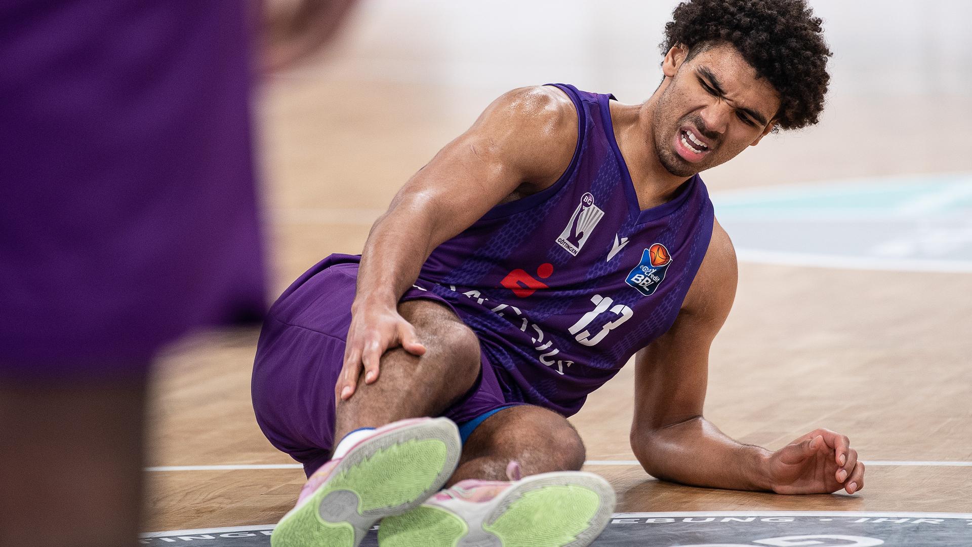 Im Kräftemessen zweier Playoff-Kandidaten, die gar noch mit dem Heimvorteil liebäugeln, beweist die BG Göttingen gegen die MHP RIESEN Ludwigsburg die stärkeren Nerven. Bei den „Veilchen“ tut sich im Schlussakt vor allem Mark Smith hervor, der während der finalen zehn Minuten satte 13 seiner 25 Punkte auflegt. Auf der Gegenseite hadern die Barockstädter mit einer schwachen Dreierquote (8/37, 21,6 Prozent), so sie am Ende die zweite Niederlage in Serie hinnehmen müssen.
