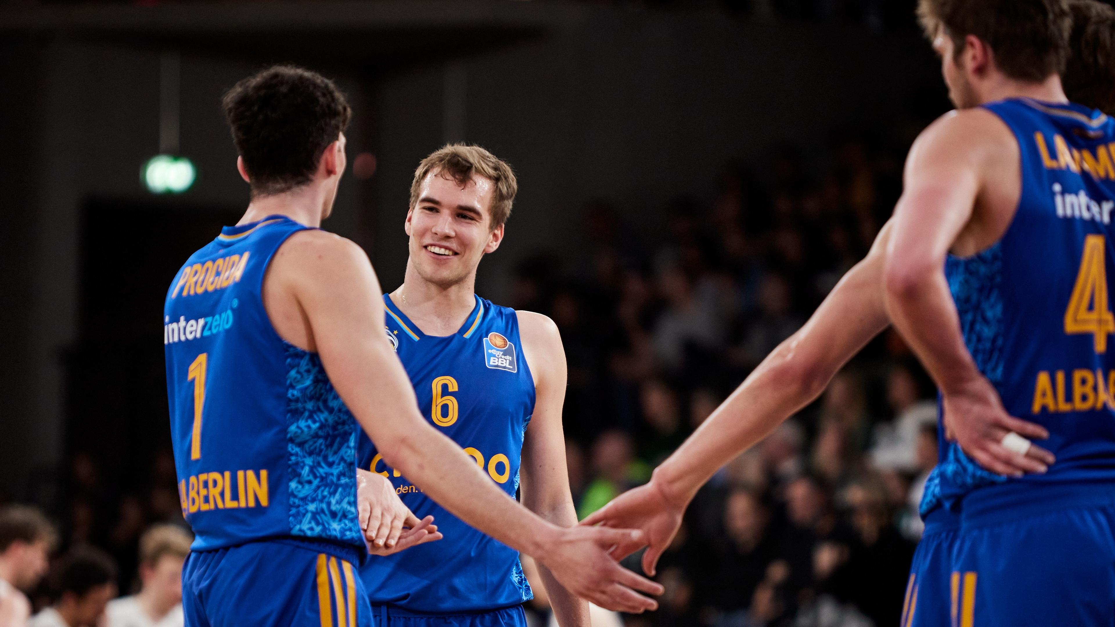 Auf verlorenem Posten stehen die Veolia Towers Hamburg bei ihrem Heimspiel gegen ALBA BERLIN. Das 83:63 hält die Hoffnungen des Titelverteidigers auf den ersten Platz nach der Hauptrunde aufrecht.