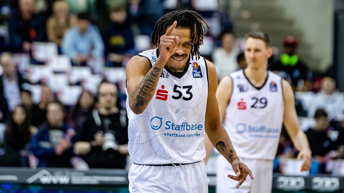 Im Duell der zuletzt schwächsten Teams der Liga stoppen die NINERS Chemnitz durch einen 76:72-Auswärtssieg beim SYNTAINICS MBC ihre Negativserie von acht Niederlagen in Serie. Vor 4.450 Zuschauern in der Leipziger QUARTERBACK Immobilien ARENA treffen die Chemnitzer in den letzten sechseinhalb Minuten zwar nicht aus dem Feld, retten ihren Vorsprung aber über die Zeit. Bei den Weißenfelsern versucht sich Kris Clyburn mit 31 Punkten gegen die sechste Niederlage nacheinander zu stemmen.