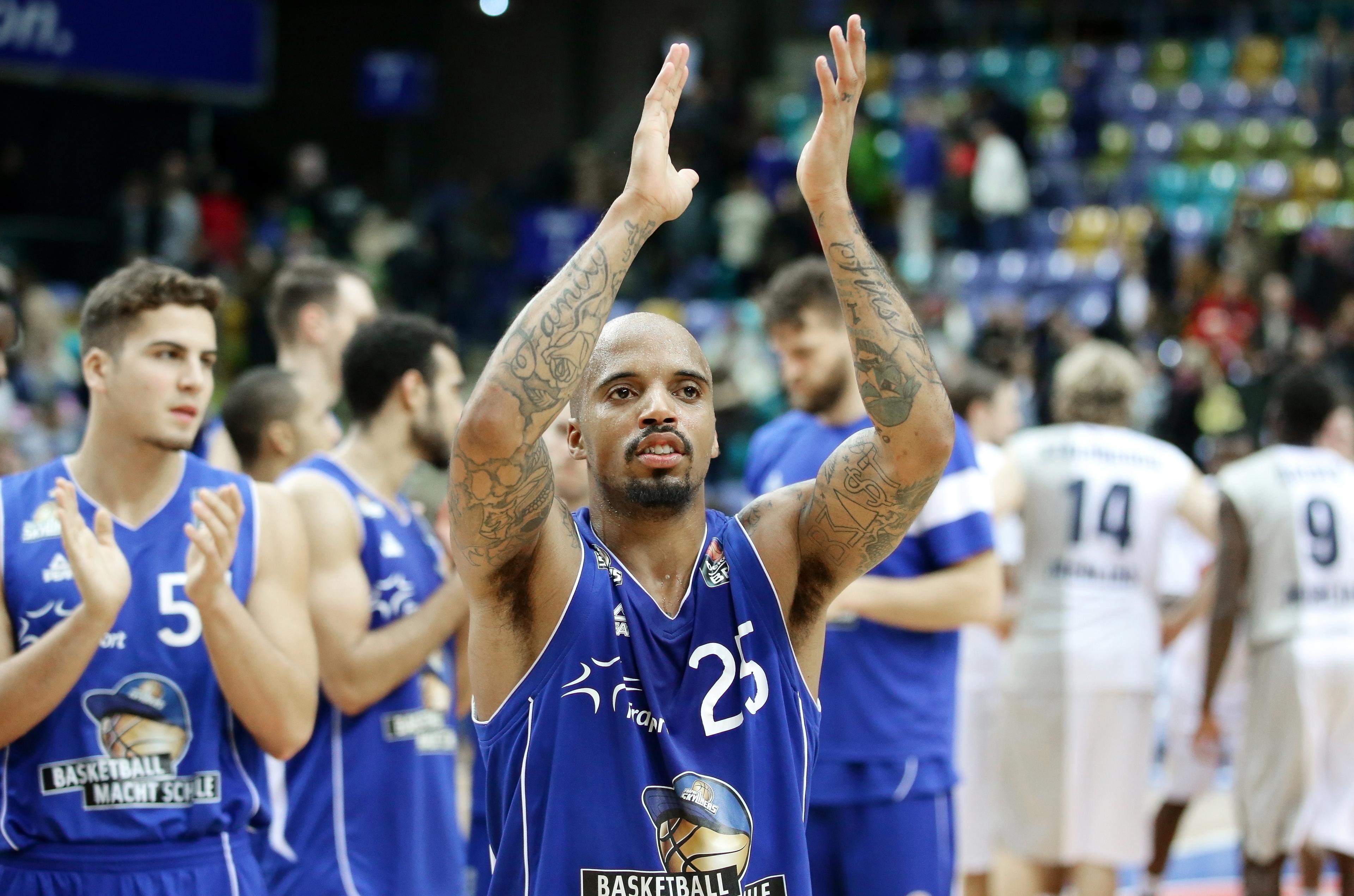 Ein Name, der Erinnerungen weckt. Ein Name, der bereits in den Geschichtsbüchern der FRAPORT SKYLINERS seinen Platz gefunden hat. Ein Name, der in Fankreisen immer wieder als einer der besten Spieler der Frankfurter Vereinsgeschichte genannt wird. Kurz vor Ende der Meldefrist für die letzte Verpflichtung der Saison (31. März) haben die Frankfurter Basketballer Aufbauspieler Jordan Theodore bis Saisonende unter Vertrag genommen! Der 33-Jährige befindet sich bereits seit einer Woche in Frankfurt, steht bereits im Trainingsbetrieb und ist ab sofort, nachdem auch die letzten organisatorischen Details geklärt sind, einsatzbereit.