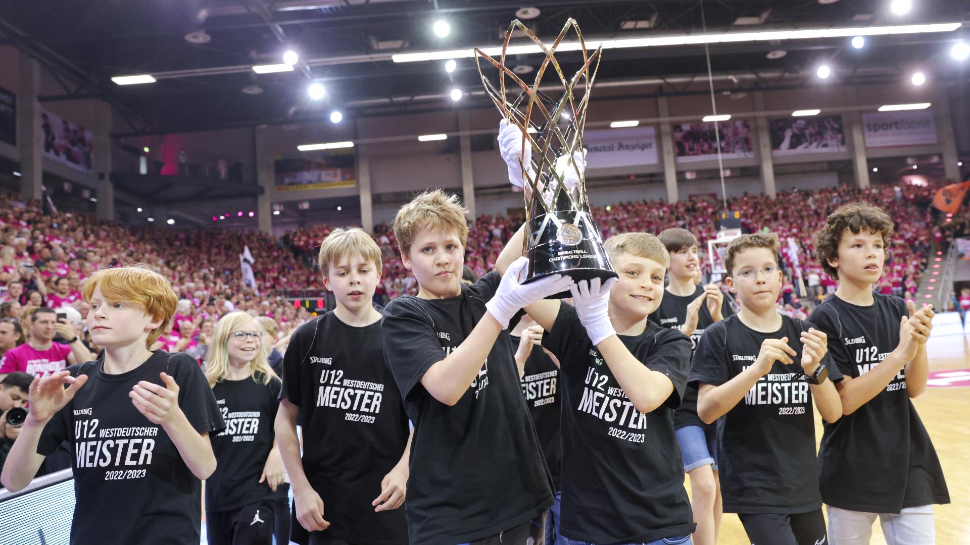 Schwere Beine bei BCL-Sieger Telekom Baskets Bonn? Ja, aber nur eine Halbzeit lang. Die Rheinländer legen mit 39 Punkten allein im dritten Viertel mehr Zähler als in der kompletten ersten Hälfte auf und laufen den NINERS Chemnitz mit großen Schritten davon. Sebastian Herrera erzielt mit 24 Zählern einen neuen Saisonbestwert, bei den Gästen kommt Jonas Richter als bester Scorer auf 14 Punkte.