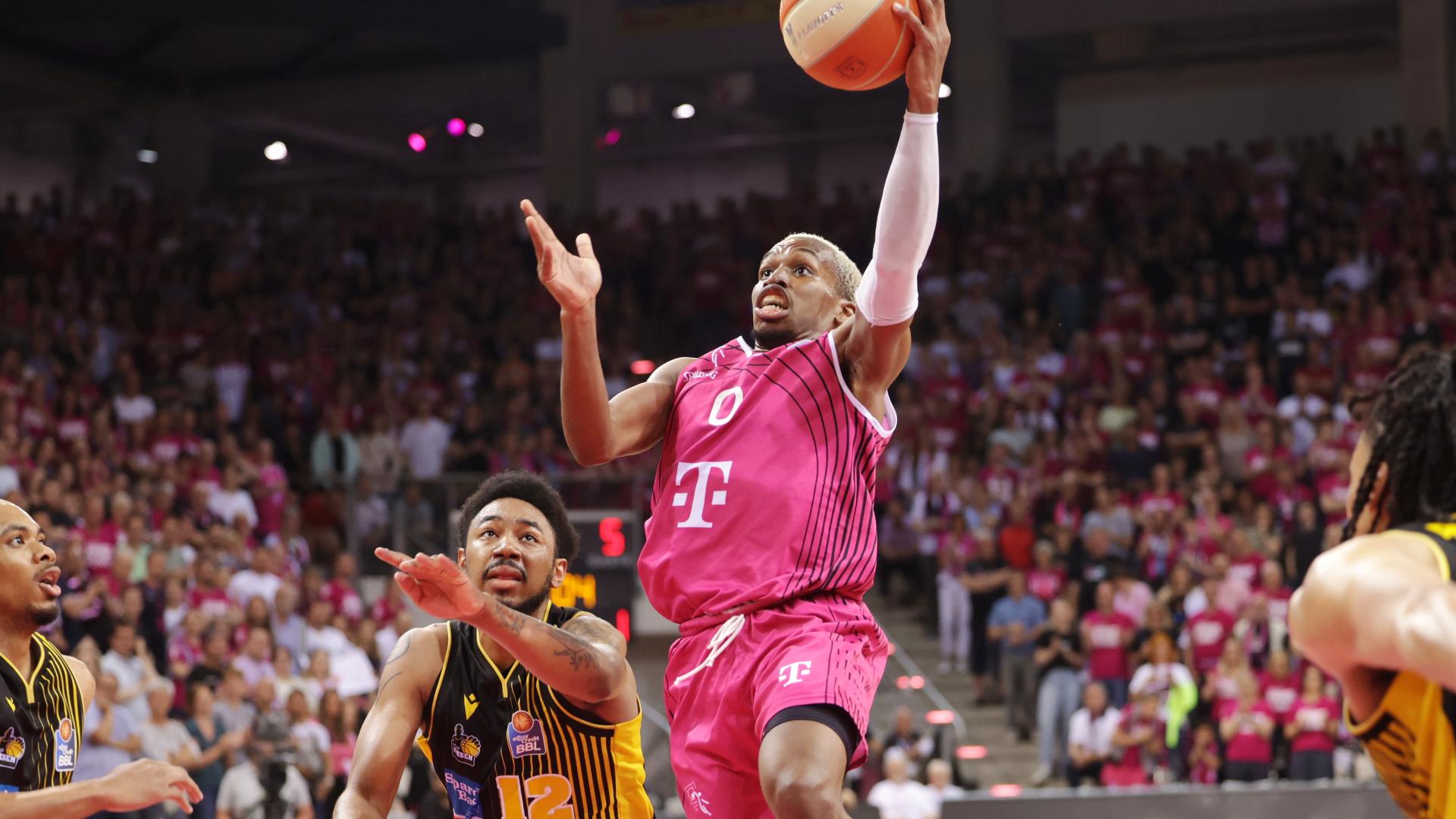 Die Telekom Baskets Bonn sind und bleiben daheim eine Macht. Auch im 20. Spiel vor eigenem Publikum behalten die Rheinländer die Oberhand und setzen damit in der Halbfinalserie gegen die MHP RIESEN Ludwigsburg den ersten Stich. Neben 24 Offensiv-Rebounds macht in einer unheimlich physischen Partie letztlich MVP TJ Shorts mit 22 Punkten und sieben Assists den Unterschied zugunsten des Hauptrundenprimus aus.