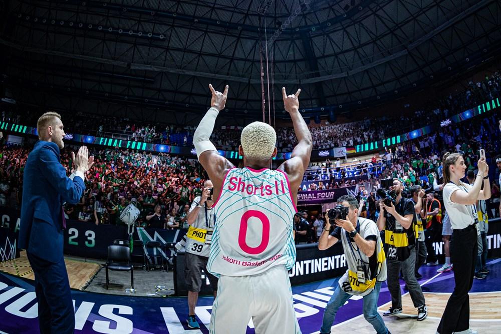 Nach dem 69:67-Sieg im sich zum Ende hin immer dramatischer zuspitzenden Halbfinale gegen den spanischen Pokalsieger Unicaja Malaga spielen die Telekom Baskets Bonn beim Final Four in Malaga am Sonntag gegen den israelischen Pokalsieger Hapoel Jerusalem um den Gewinn der Basketball Champions League.