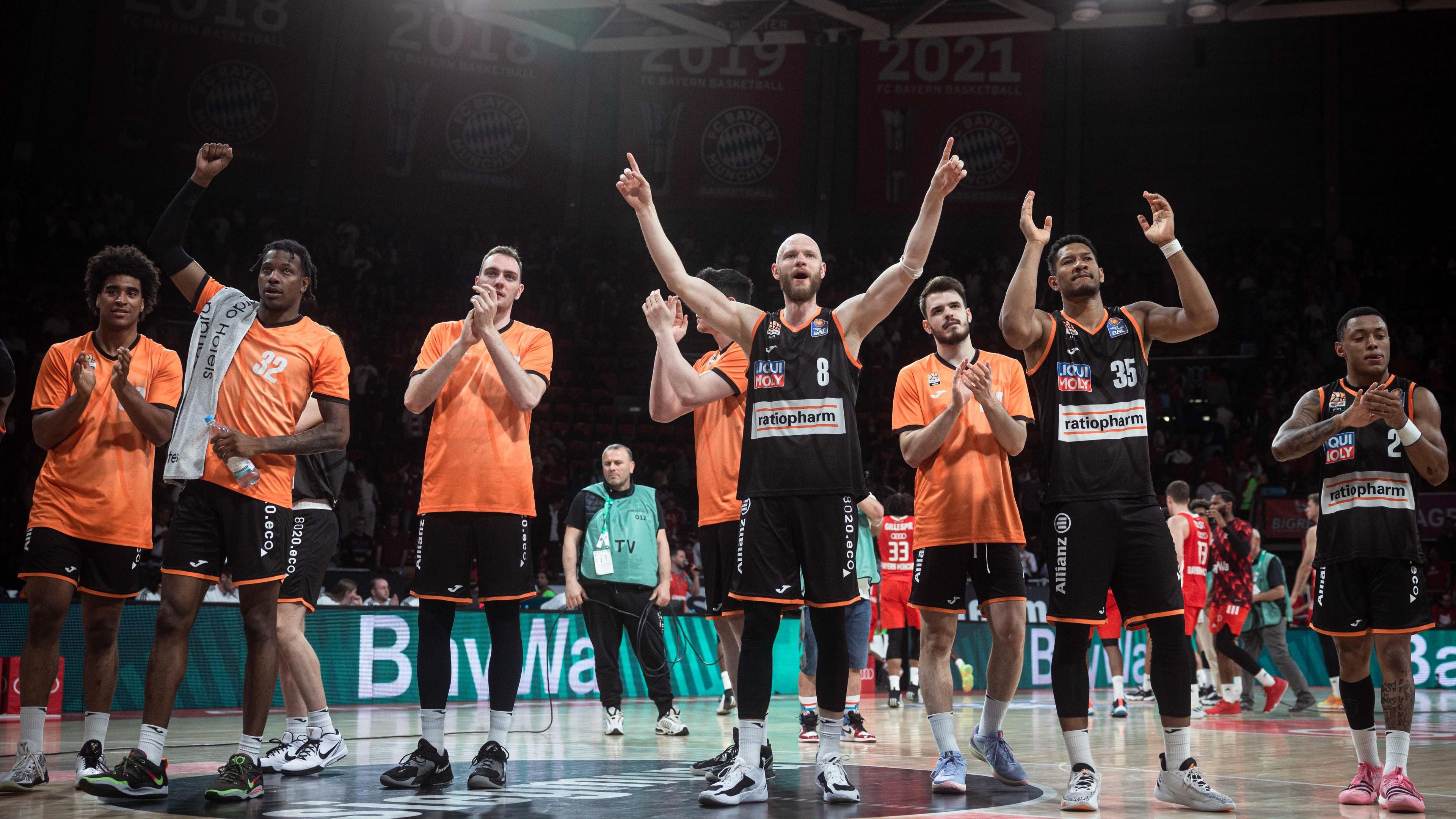 Der Pokalsieger FC Bayern München steht in den Playoffs der easyCredit Basketball Bundesliga vor dem Aus. Die Mannschaft von Trainer Andrea Trinchieri verliert auch das zweite Heimspiel im Halbfinale gegen ratiopharm ulm und reist nach dem 88:93 mit einem 0:2-Rückstand zur dritten Partie, die am Freitag in Ulm stattfindet.