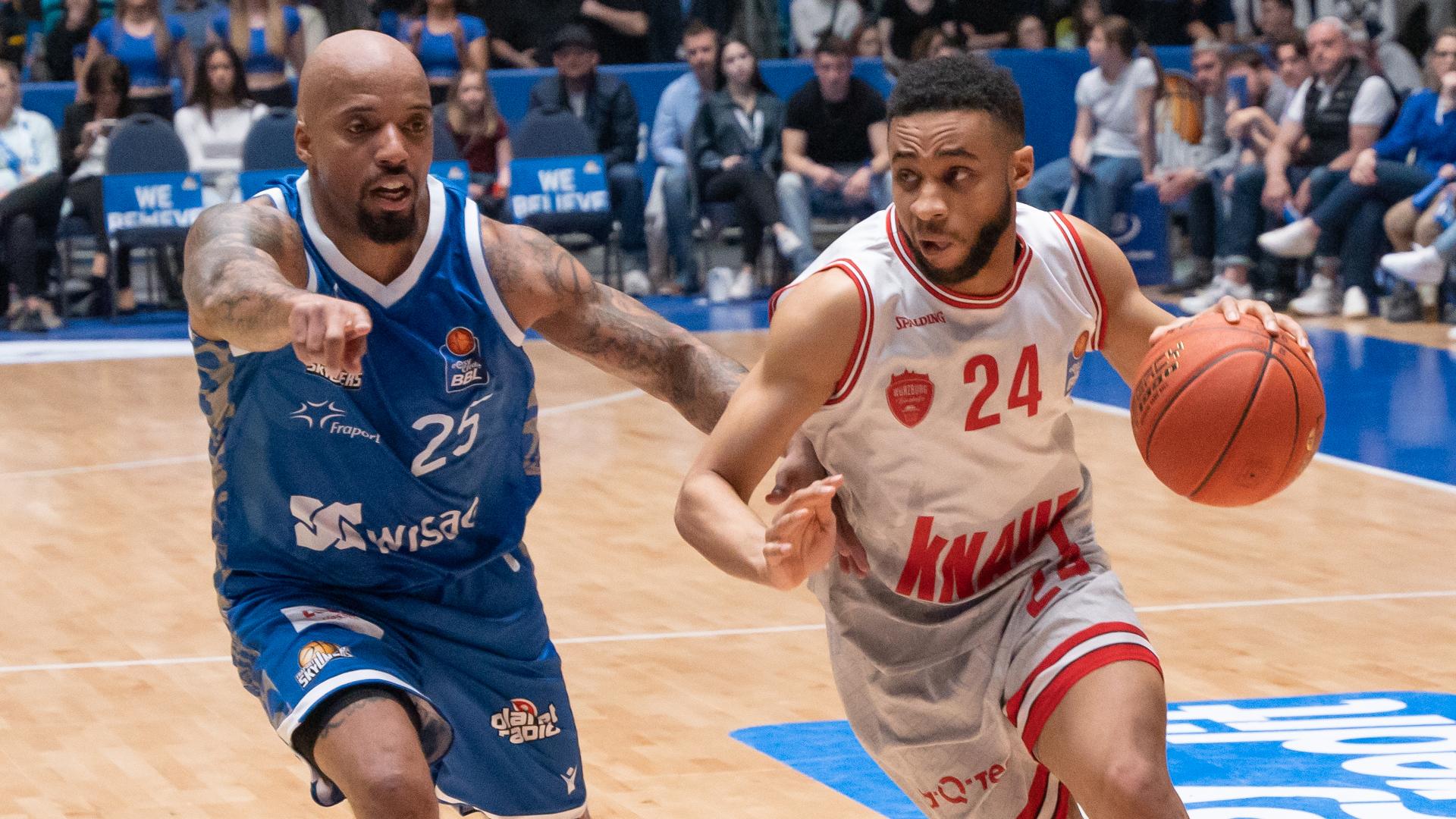 Kurz vor Spielbeginn lassen die FRAPORT SKYLINERS die emotionale Bombe platzen: Nach 14 Jahren im Frankfurter Trikot beendet Tez Robertson seine Karriere - kann aufgrund einer Knöchelverletzung allerdings nicht im finalen Heimspiel der Saison mitwirken. So ist es an Jordan Theodore, mit 28 Punkten nicht nur seine Karrierebestmarke einzustellen, sondern durch das 86:77 auch die Hoffnungen auf den Klassenverbleib aufrecht zu erhalten. Die Franken bleiben trotz der vierten Pleite in Serie weiter im Rennen um die Playoff-Teilnahme.