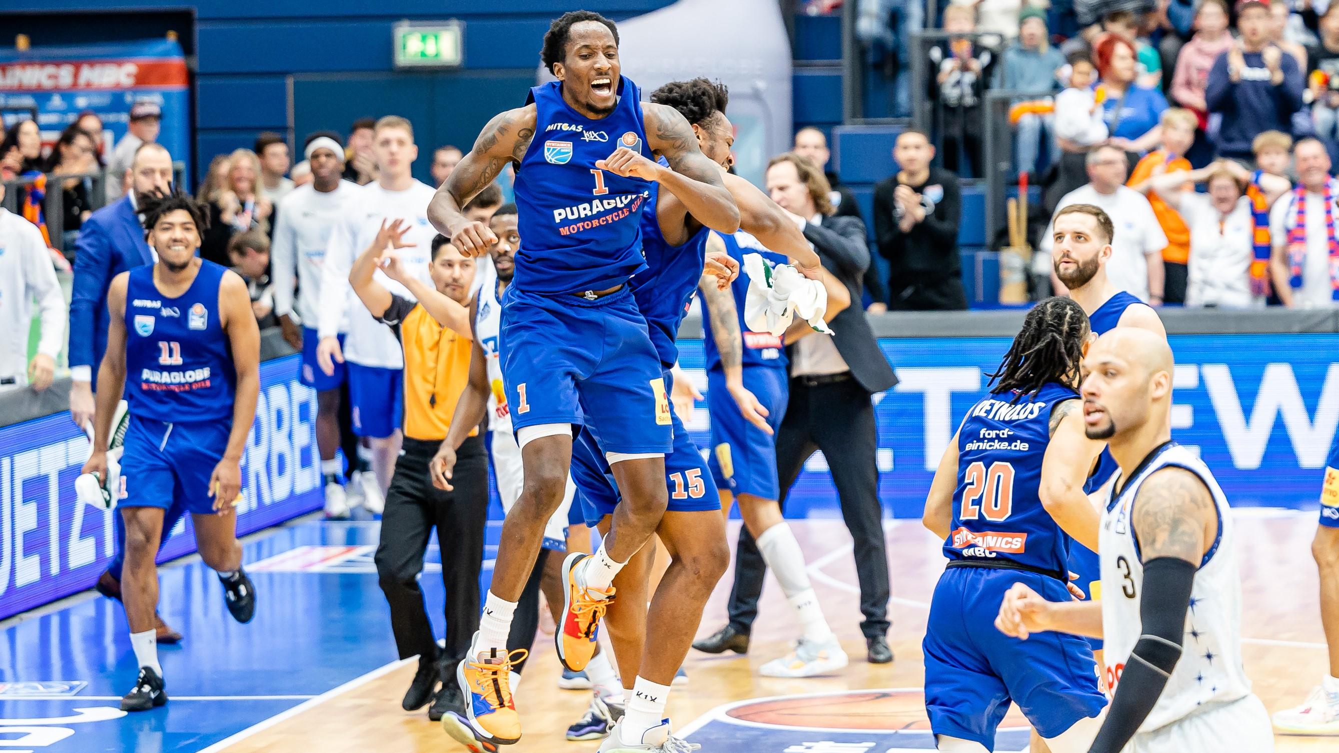 Der SYNTAINICS MBC sichert sich den Klassenerhalt in der easyCredit BBL durch einen 79:69-Heimsieg gegen die HAKRO Merlins Crailsheim. 3.000 Zuschauer erleben vor allem in der zweiten Halbzeit eine starke Mannschaft aus Weißenfels.