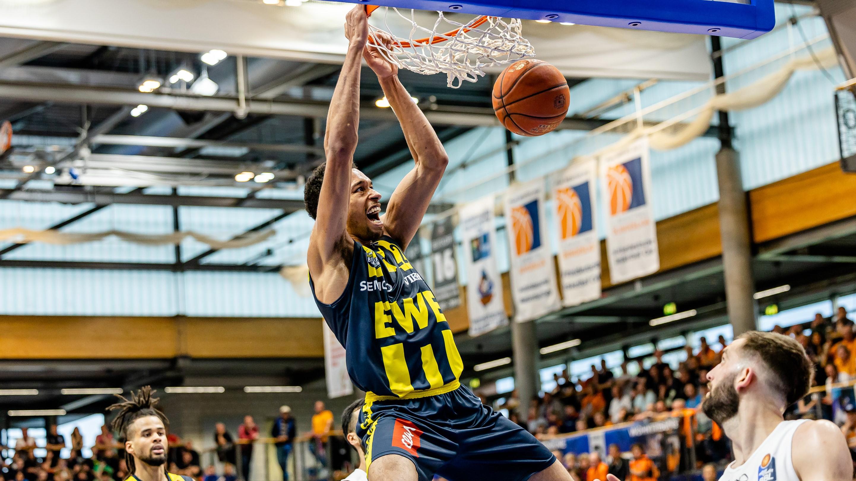 Die EWE Baskets Oldenburg fahren beim SYNTAINICS MBC einen ungefährdeten 102:74-Erfolg ein. Während bei den Hausherren Charles Callison bereits in der dritten Minute eine Fußverletzung erlitt, muss bei den Gästen Trey Drechsel in der zweiten Halbzeit angeschlagen zuschauen.