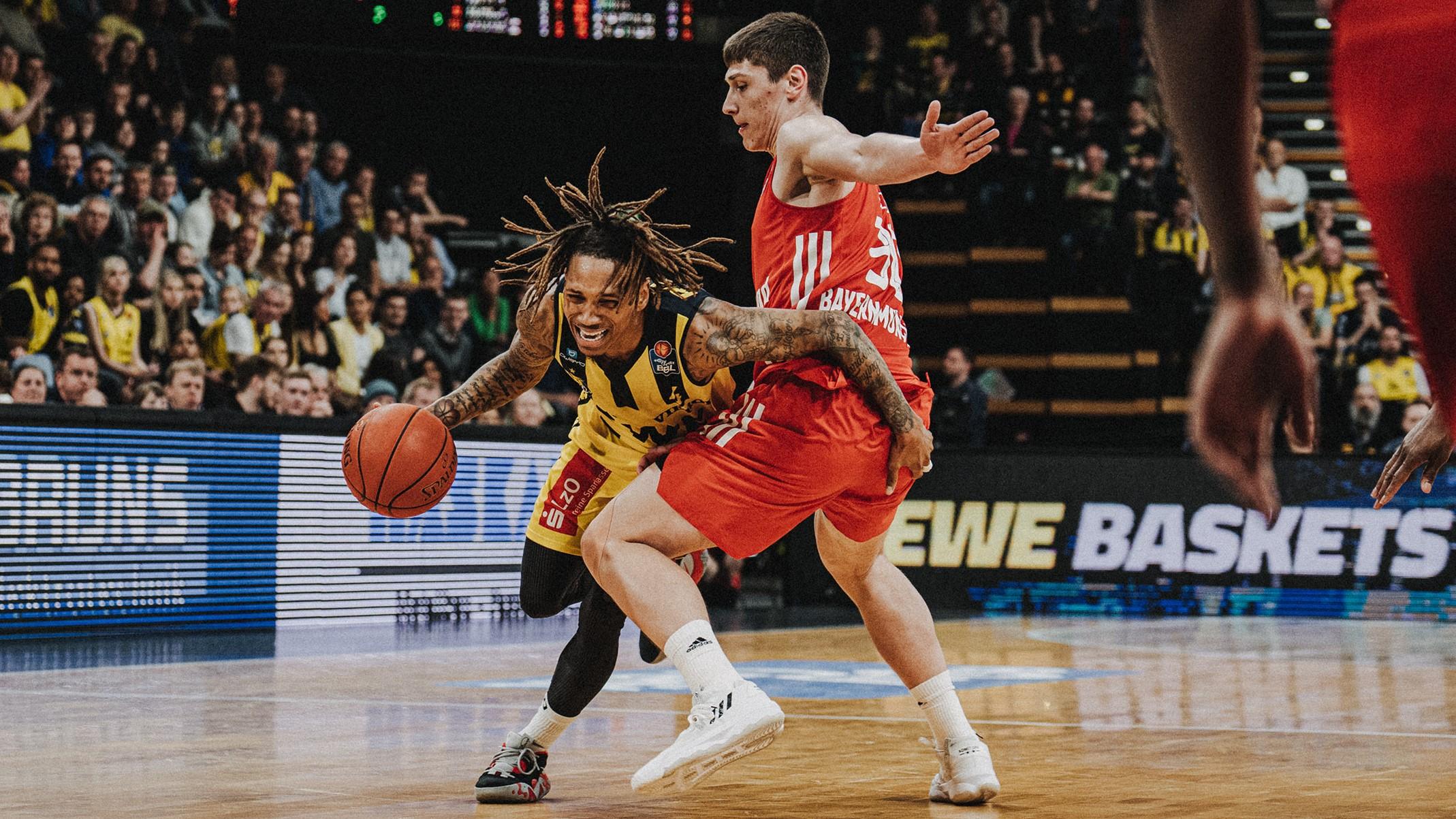 Die EWE Baskets Oldenburg besiegen zum Abschluss der Hauptrunde den FC Bayern München vor 6.200 Zuschauern. DeWayne Russell erzielt 37 Punkte und ist Topscorer der Hauptrunde.