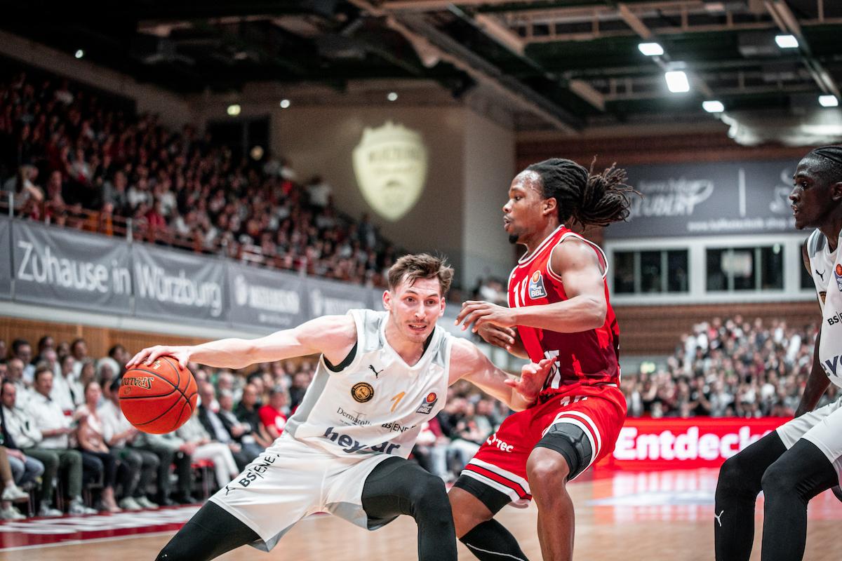 Die Basketball Löwen Braunschweig führen das Spiel lange an, doch lassen Würzburg in letzter Minute nochmal am Sieg schnuppern. Nationalspieler David Krämer übernimmt in der Schlussphase offensiv und defensiv und beschert Braunschweig einen wichtigen Sieg für den Klassenerhalt. Die Würzburg Baskets verlieren zum Saisonabschluss ihr fünftes Spiel in Serie und verpassen die Playoffs.