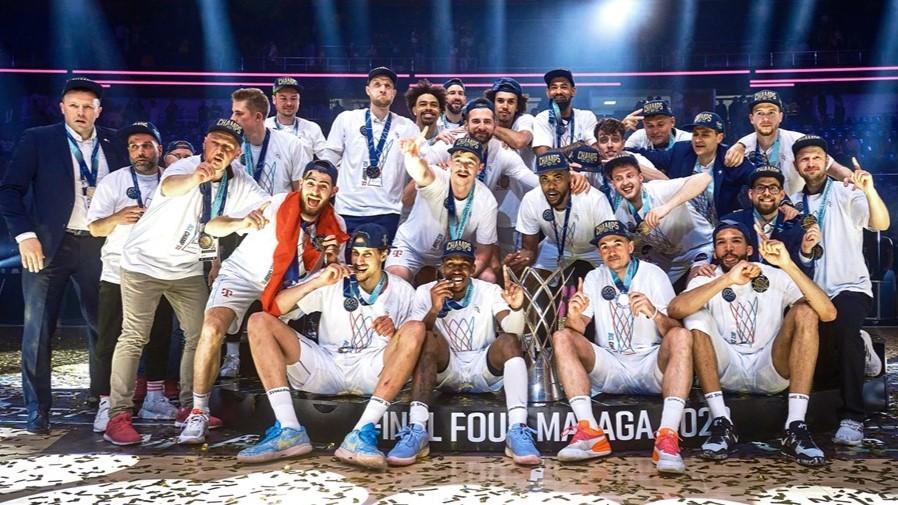 Die easyCredit BBL gratuliert den Telekom Baskets Bonn zum Gewinn der Basketball Champions League. Im Endspiel des Final Four-Turniers im spanischen Malaga gewann die Mannschaft von Headcoach Tuomas Iisalo am Sonntagabend vor der Kulisse von über 11.000 Zuschauern im örtlichen Palacio des Deportes gegen Hapoel Jerusalem (Israel) mit 77:70. Zuvor hatten die Rheinländer am Freitag im Halbfinale Turnierausrichter Unicaja Malaga mit 69:67 geschlagen.