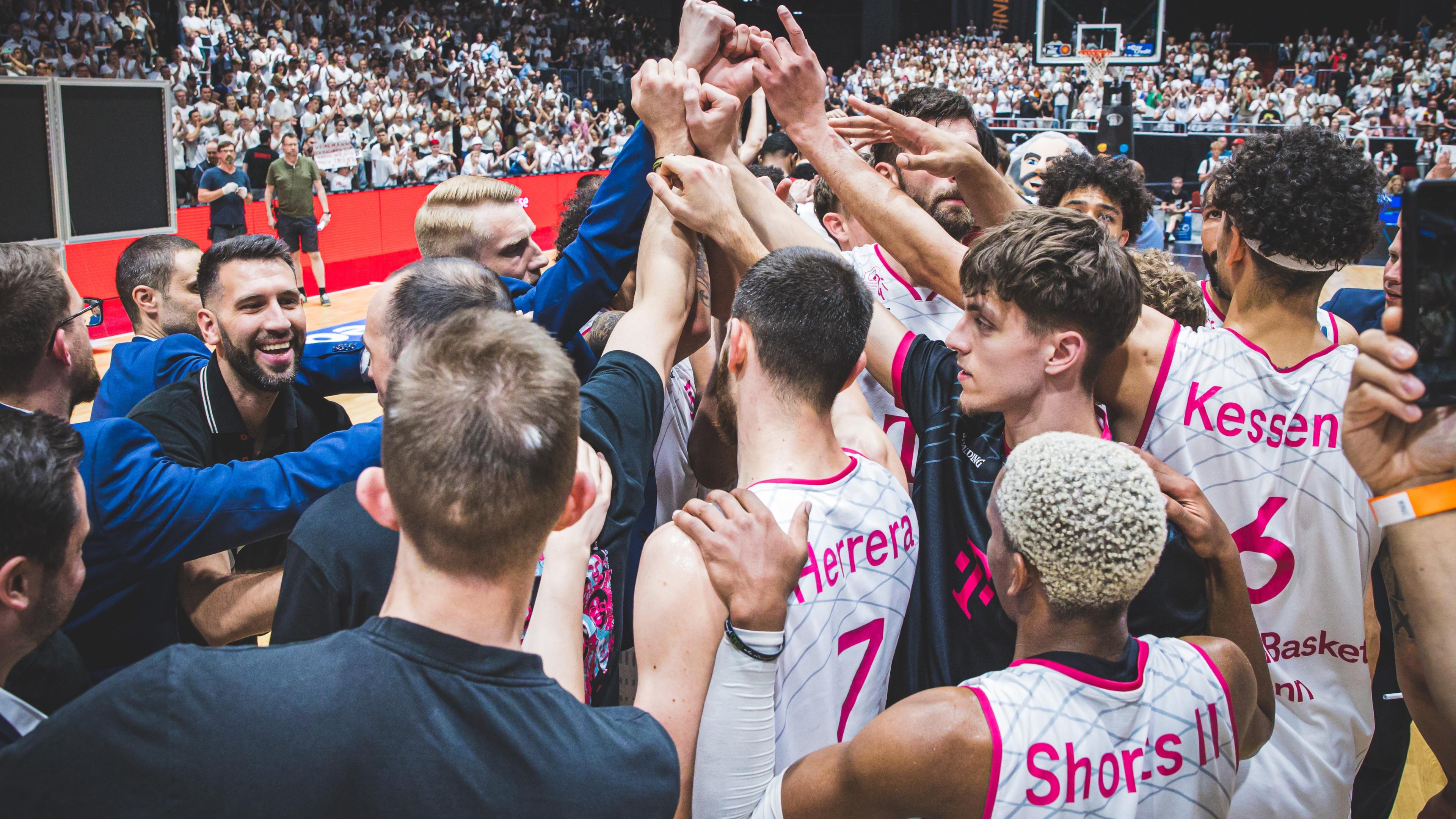 Alles gegeben, alles reingeworfen, und am Ende den Hauptrundenprimus doch nicht zu Fall gebracht. Die NINERS Chemnitz mobilisieren gegen Primus Telekom Baskets Bonn die letzten Kräfte, wobei Nelson Weidemann (19 Punkte, 11 Assists) ein deutsches Quartett anführt, müssen sich den abgezockten Rheinländern aber letztlich geschlagen geben. Bei den Magentafarbenen brilliert einmal mehr MVP TJ Shorts mit 21 Punkten (9/9 Freiwürfe), der auf der Zielgeraden den 89:83 besiegelt - und damit das Ticket zum Halbfinale gegen Ludwigsburg löst.