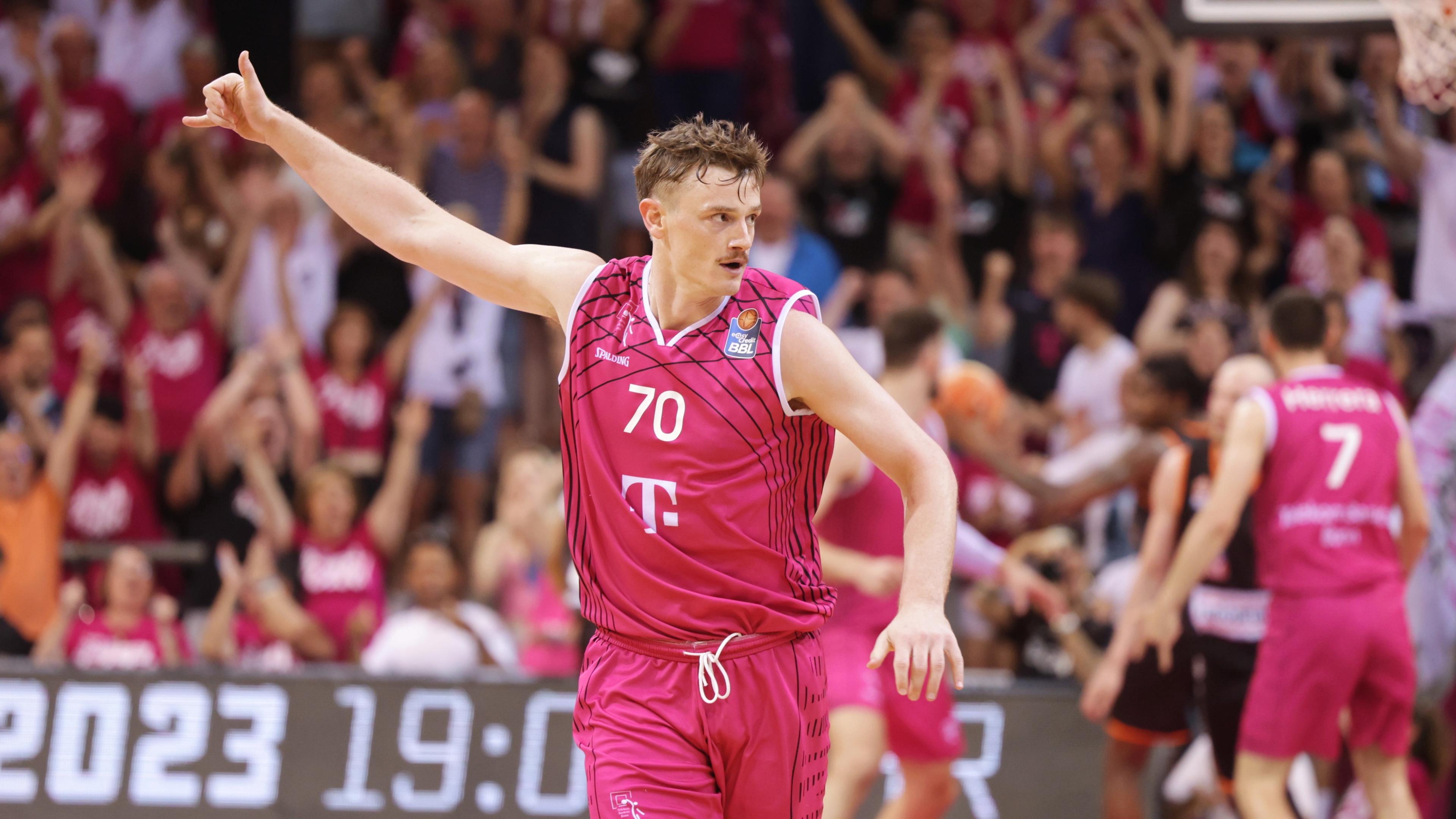 Die Telekom Baskets Bonn haben das zweite Spiel der Finalserie in der easycredit BBL mit 104:75 gegen ratiopharm ulm gewonnen und die Serie somit ausgeglichen. Mit einem 17:2-Lauf im zweiten Viertel legt das Team von Tuomas Iisalo den Grundstein für einen ungefährdeten Heimerfolg. Bester Werfer des Abends ist Finn Delany mit 23 Punkten. Das dritte Final-Duell steigt am kommenden Mittwoch in der Ulmer ratiopharm Arena.