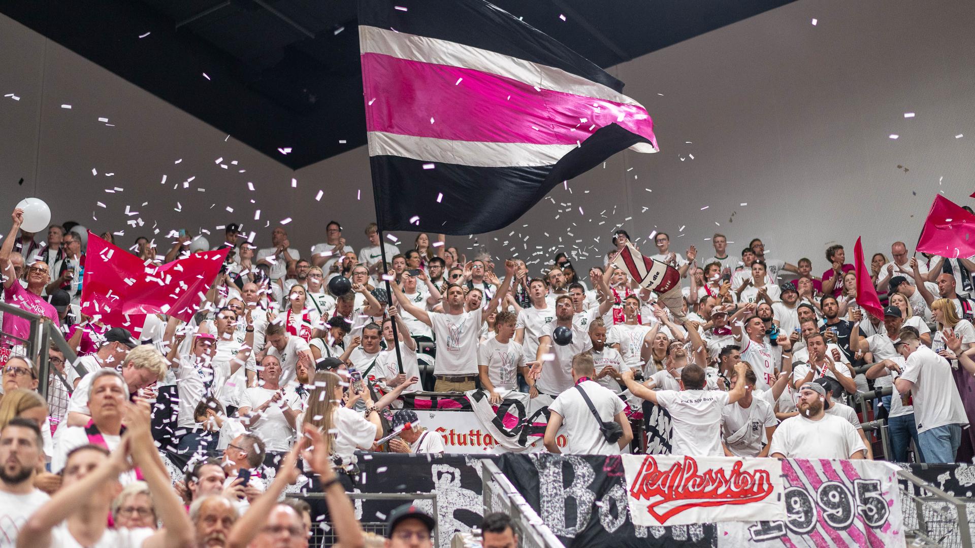 Das lange Warten hat für die Telekom Baskets Bonn ein Ende. Nach zuletzt 2009 stehen die Rheinländer im Finale der easyCredit BBL, wo sie es mit ratiopharm ulm zu tun bekommen. Doch das 82:73 gegen aufopferungsvoll kämpfende MHP RIESEN Ludwigsburg müssen sich die Magentafarbenen erarbeiten. Dabei können sie einmal mehr auf ihre Stärke am offensiven Brett (17 Off-Rebounds) sowie MVP TJ Shorts zählen, der im letzten Viertel aufdreht und sich mit 20 Zählern die Topscorer-Krone aufsetzt.