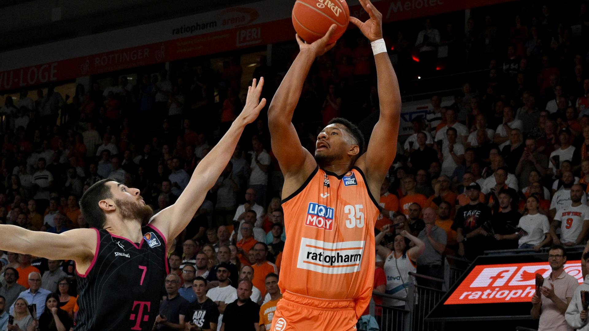 Hatte ratiopharm ulm bereits im ersten Finalspiel den Heimvorteil von den Telekom Baskets Bonn geklaut, legten sie vor eigenem Publikum noch einen drauf. Angeführt von dem „dreiköpfigen Monster“ um Karim Jallow (24 Punkte), Brandon Paul (23) und Bruno Caboclo (20) spielen die Schwaben sich früh in einen Rausch, dem die Rheinländer nichts entgegen zu setzen haben. Das 112:84 stellt nicht nur den ersten Ulmer Final-Heimsieg des Clubs dar, sondern, sondern beschert dem Team von Anton Gavel auch den Matchball um die Deutsche Meisterschaft.