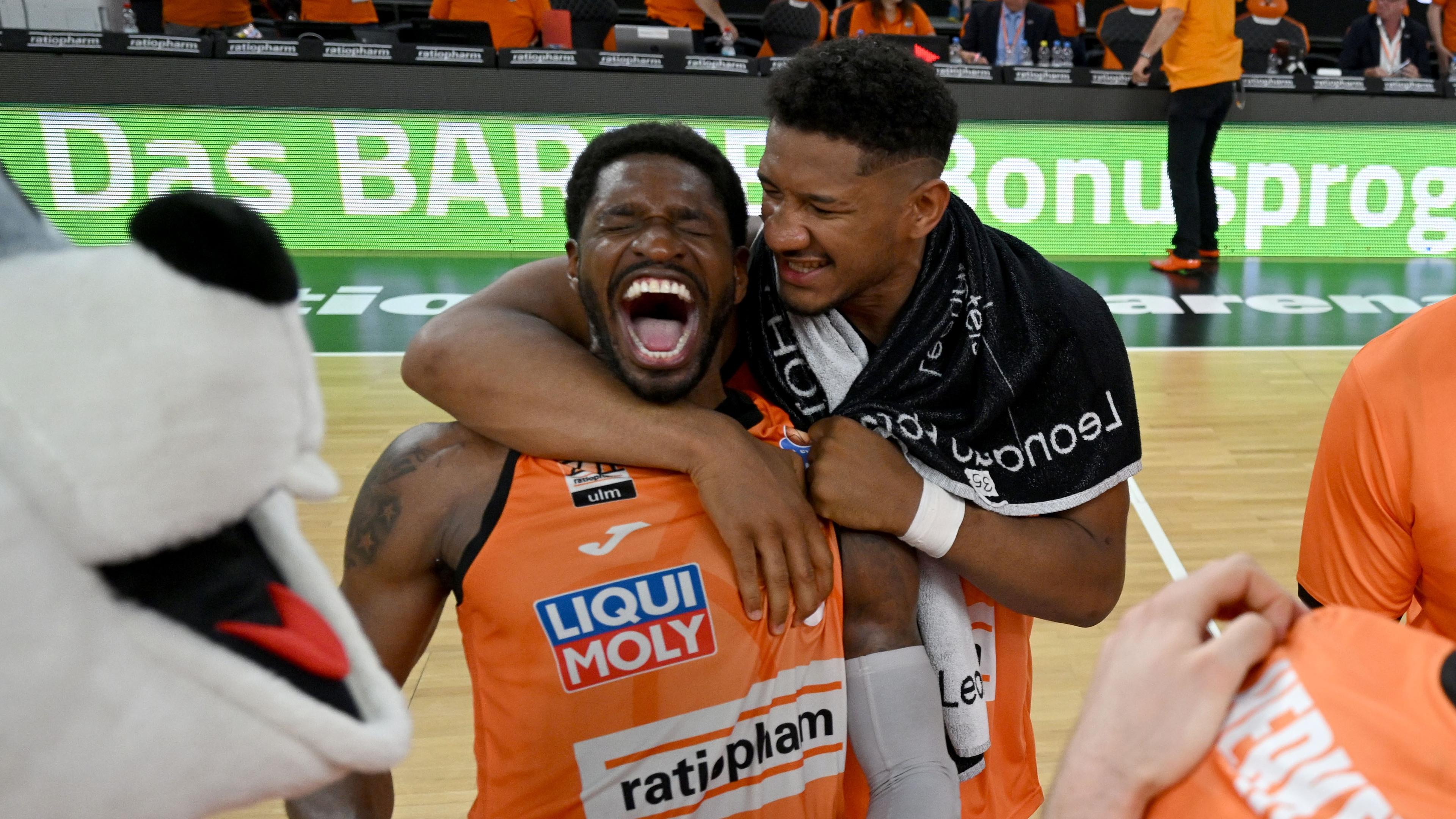 Drama pur! ratiopahrm ulm schlägt den FC Bayern München im dritten Halbfinalspiel mit 104:102 nach Verlängerung. Die Schwaben haben erneut große Probleme mit der aggressiven Münchener Presse, doch Brandon Paul rettet die Hausherren kurz vor Schluss in die Overtime. Dort bleibt es bis zum letzten Wurf spannend, am Ende zieht Ulm zum vierten Mal ins Finale ein - das dritte Mal als siebtplatziertes Team.