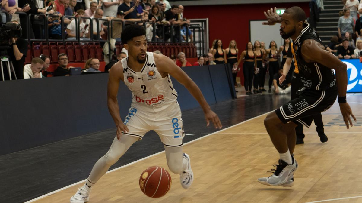 Die Bamberg Baskets stehen nach einem 78:67-Auswärtserfolg bei den Artland Dragons im Achtelfinale des BBL Pokals. Die Gäste setzen sich im vierten Viertel ab, vor allem Karsten Tadda und Zach Copeland übernehmen dabei offensiv.