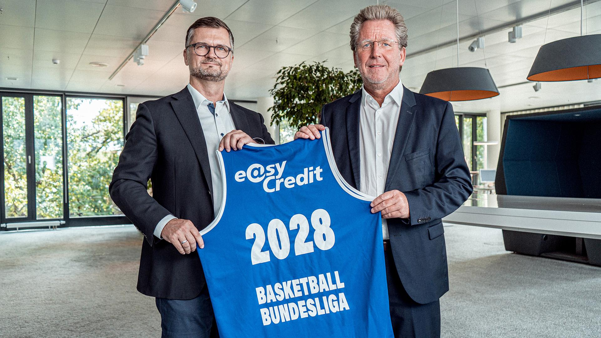 Die Basketball Bundesliga (BBL) und die TeamBank AG - mit ihrer Produktmarke easyCredit - haben ihre strategische Partnerschaft vorzeitig bis zum Ende der Saison 2027/28 verlängert. Damit bleibt easyCredit über den bisher vereinbarten Stichtag zum Saisonende 2023/24 hinaus für vier weitere Jahre Namensgeber der Liga. 