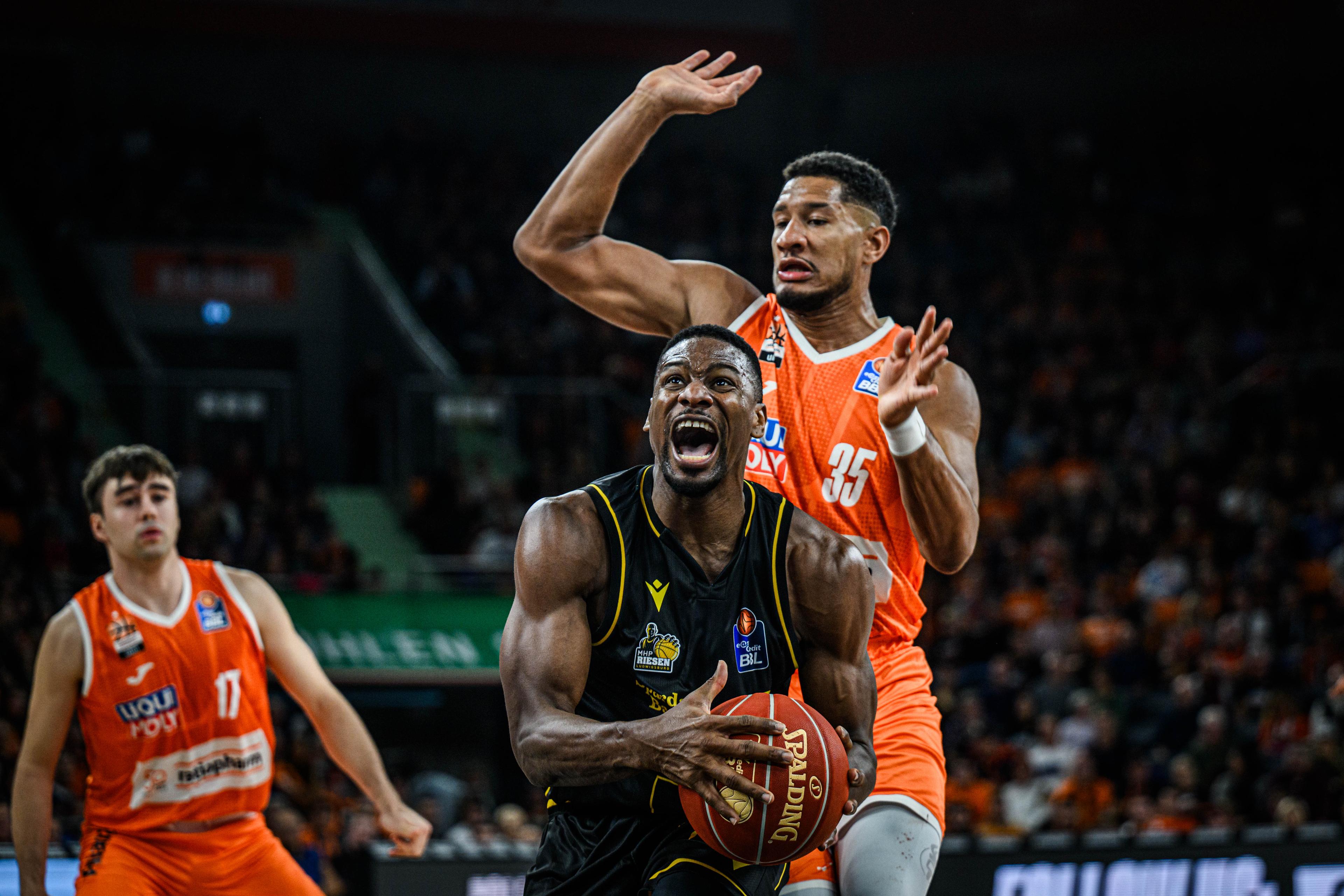 And then there were none … MHP RIESEN Ludwigsburg took down the last undefeated team in the easyCredit BBL as they handed reigning champions ratiopharm ulm their first loss of the season. Ulm is now one of six teams with a 4-1 record. In the meantime, DeWayne Russell joined the 1,500 point club for EWE Baskets Oldenburg, one of 18 current players to have reached that scoring plateau.