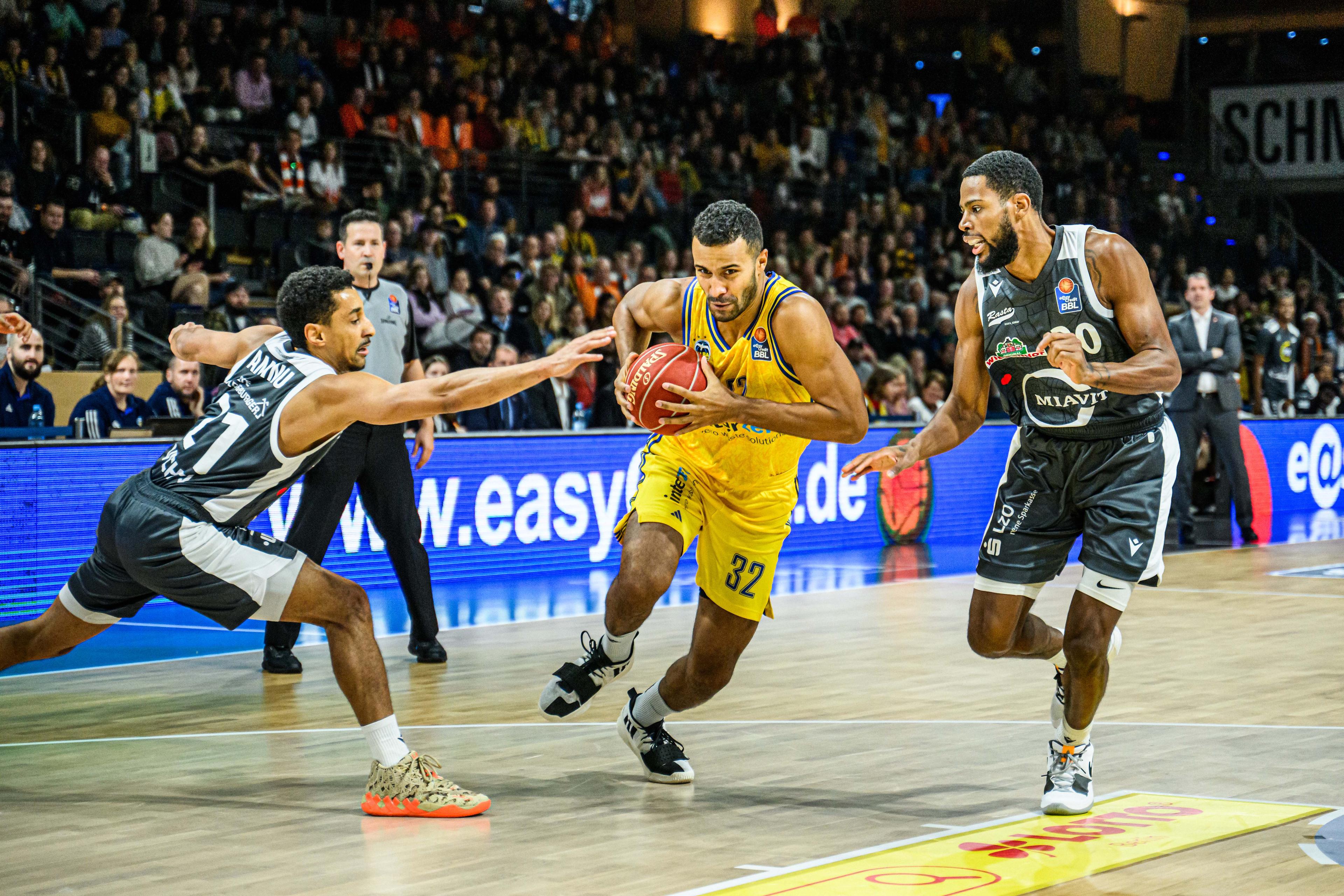 ALBA BERLIN beendet die Serie von RASTA Vechta bei deren erstem Auswärtsspiel in dieser Saison (bis dahin fünf Siege in Serie). Die Gäste spielen ein starkes erstes Viertel (27:22), haben der Offensivkraft Berlins allerdings zu wenig entgegenzusetzen. Auch die überzeugende Leistung von Tommy Kuhse reicht nicht gegen das Kollektiv aus der Hauptstadt.