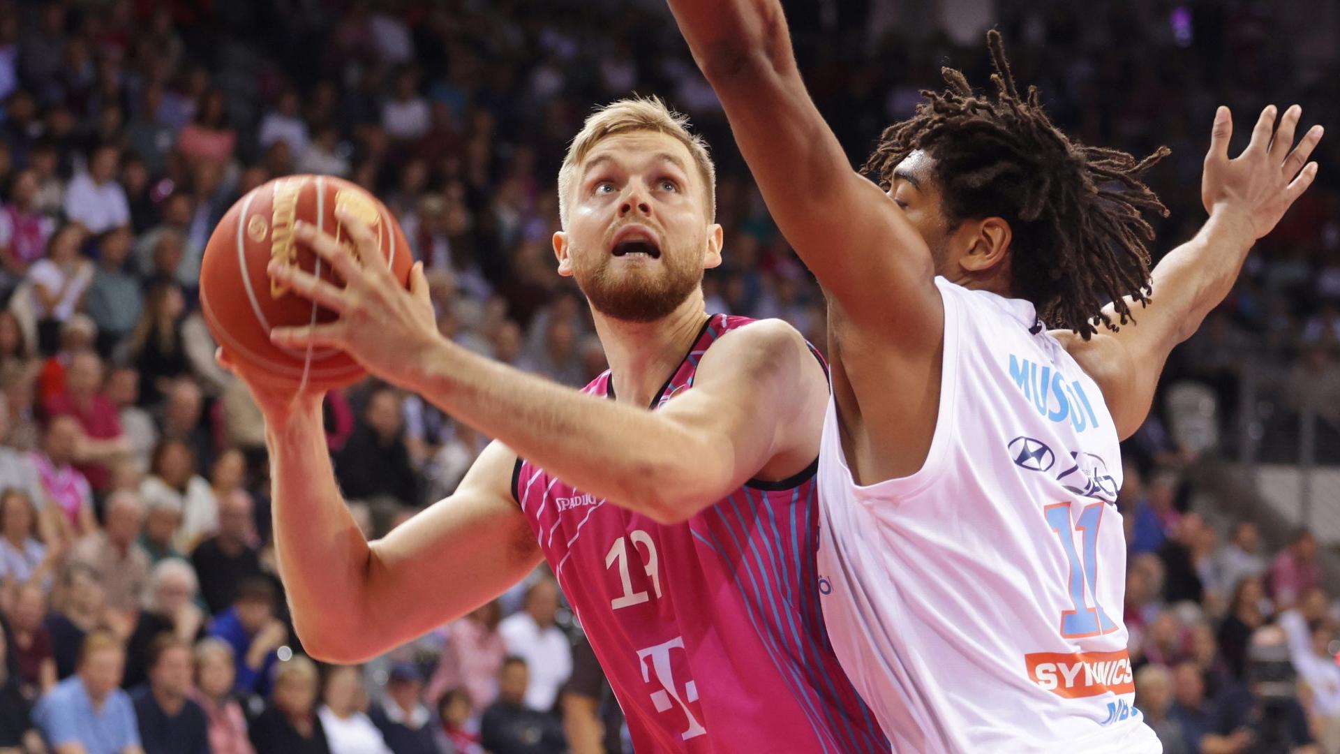 Da sind es nur noch drei … sieglose Mannschaften in der easyCredit BBL. Dazu gehört neben den Bamberg Baskets und den MLP Academics Heidelberg auch der SYNTAINICS MBC, der bei den Telekom Baskets Bonn nur ein Viertel lang mithalten kann. Schon vor der Pause spielen die Rheinländer um Till Pape (21 Punkte) und Christian Sengfelder (16 Punkte) ihre Variabilität aus, die in einem 100:73 für die Magentafarbenen resultiert.