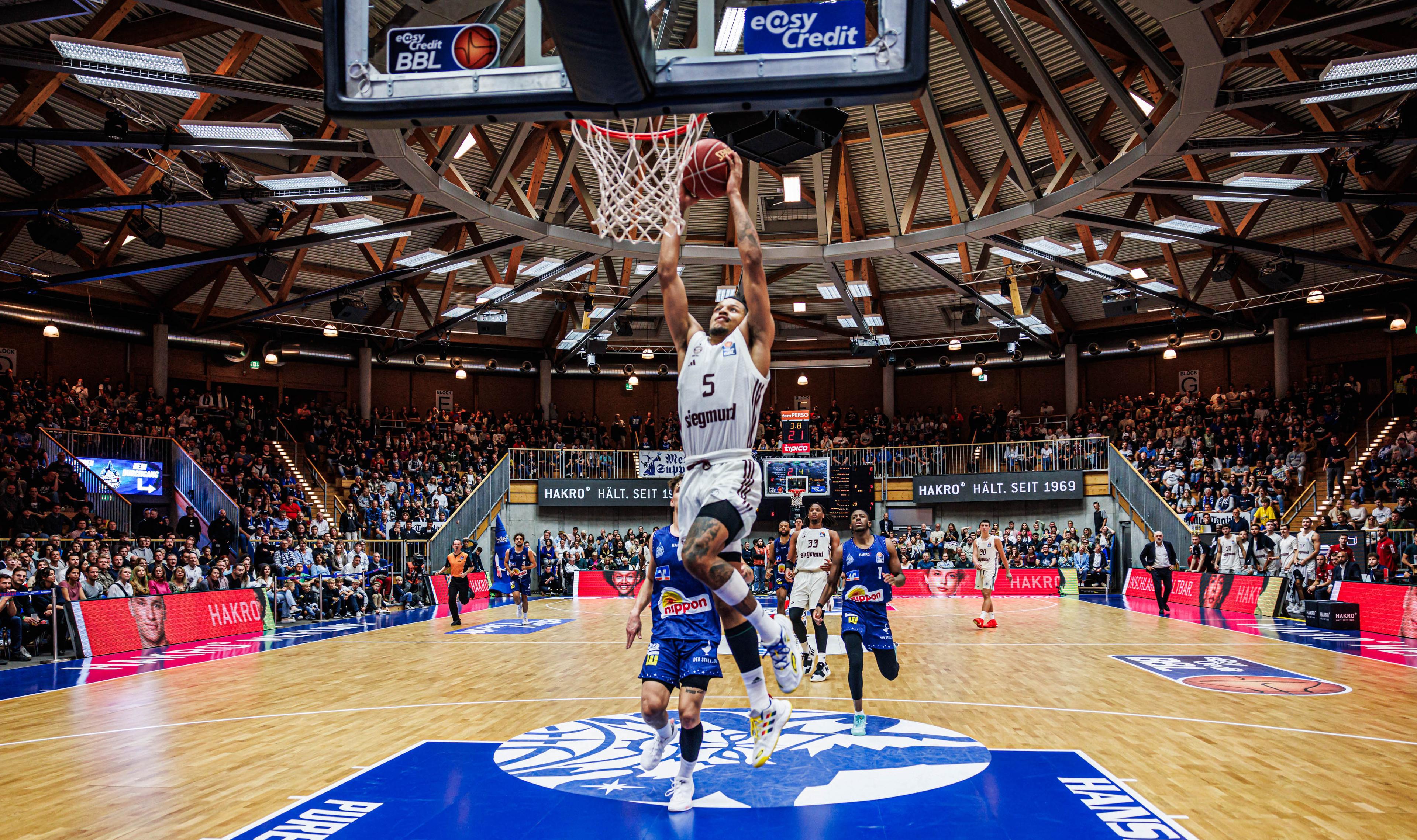 Der FC Bayern Basketball schüttelt den Europafrust ab und überzeugt nach der deutlichen Euroleague-Niederlage in Barcelona mit einem souveränen Start-Ziel-Sieg. Die HAKRO Merlins Crailsheim kassieren ihre dritte Niederlage in Folge. 