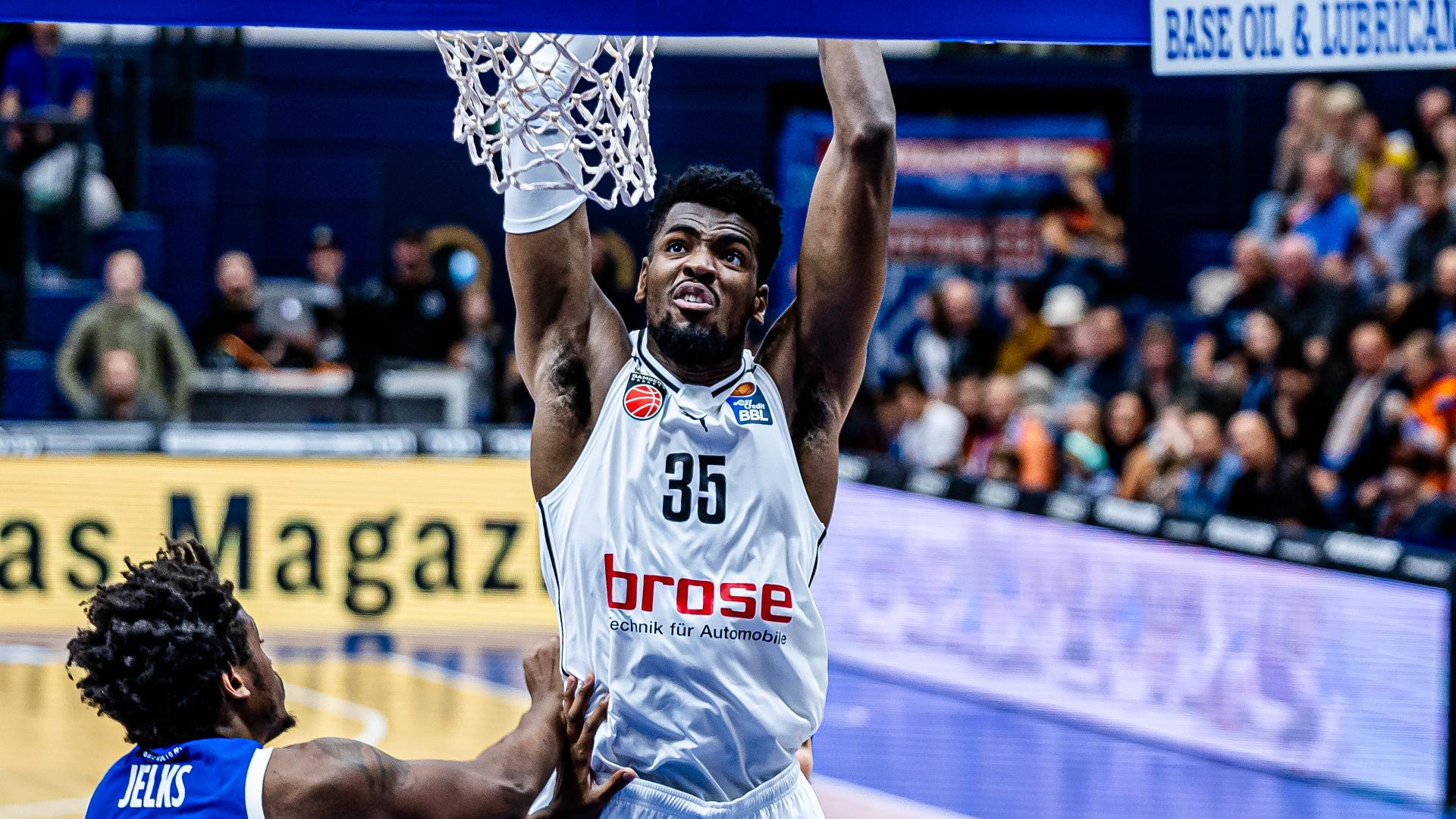 Sowohl der SYNTAINICS MBC als auch die Bamberg Baskets suchen in der noch jungen easyCredit BBL-Saison nach einer Erfolgsformel. Im Fall der Franken ist dies an jenem Nachmittag das hohe Tempo sowie der aggressive Gang ans offensive Brett. Dank 19 zweiten Chancen sowie einem starken Duo um Zach Copeland (20 Punkte) und EJ Onu (19) enteilt Bamberg auf zwischenzeitlich 20 Zähler, hält einem Weißenfels-Comeback stand und behält schliesslich mit 94:86 die Oberhand.