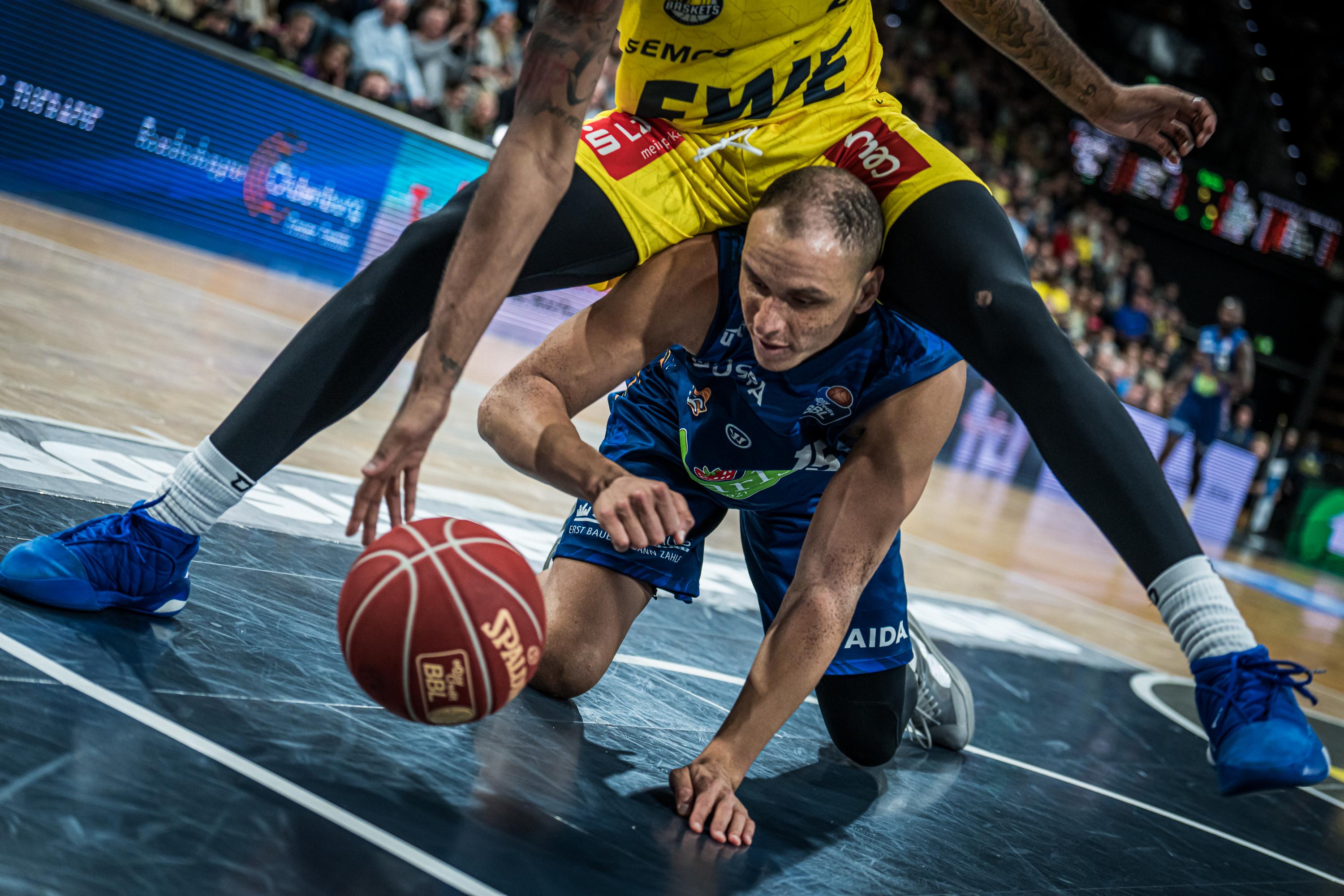 Langsam entwickelt sich eine Rivalität zwischen Nordwest und Nordost. In einem atmosphärischen und intensiv geführten womöglich künftigen Klassiker setzten sich die EWE Baskets Oldenburg (3:1) letztlich mit 94:89 gegen die ROSTOCK SEAWOLVES (1:2) durch und feierten den dritten Erfolg in Serie.