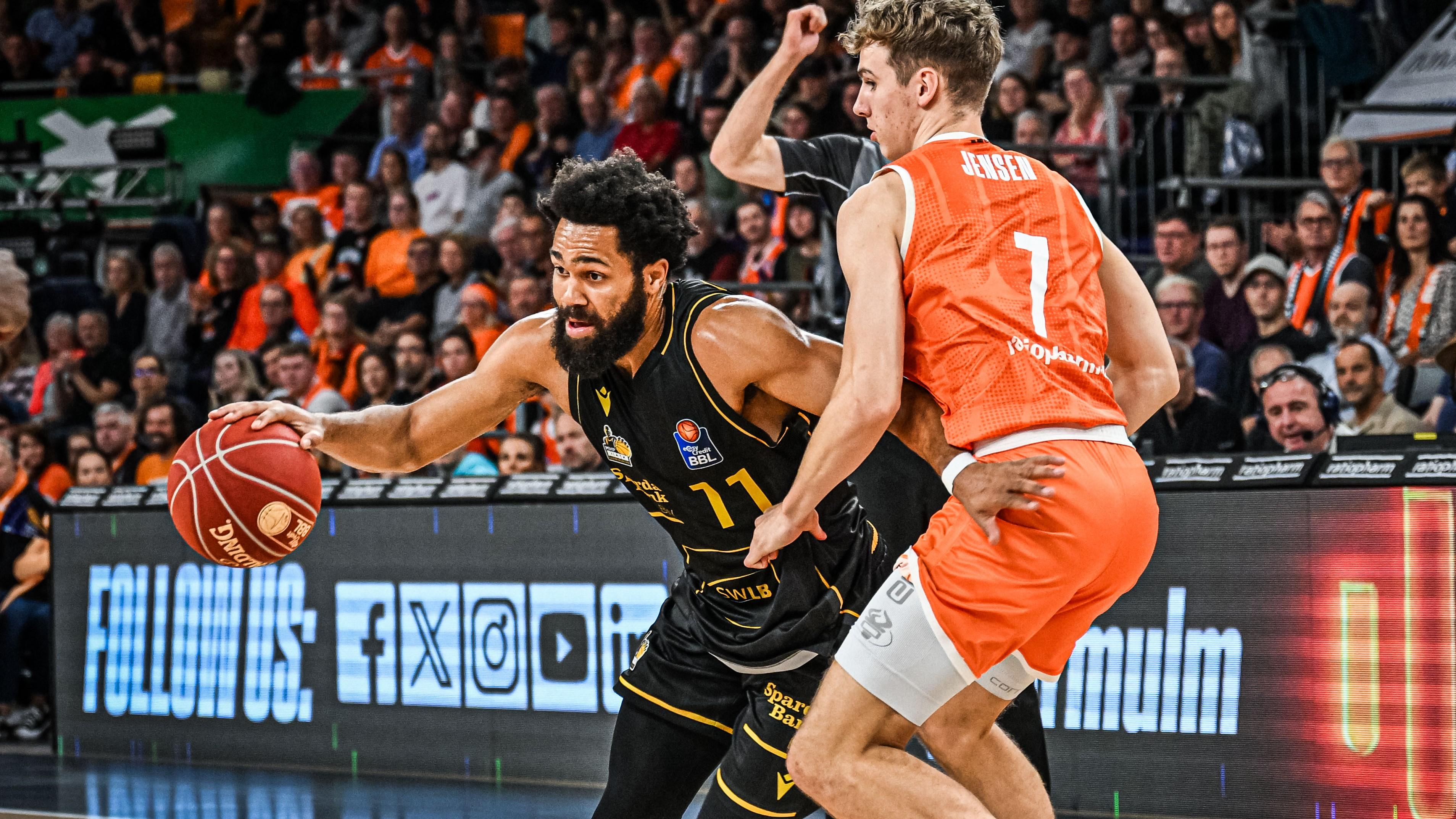 Die MHP RIESEN Ludwigsburg setzen ein Ausrufezeichen und gewinnen das Schwaben-Derby gegen den amtierenden Deutschen Meister ratiopharm ulm deutlich mit 99:70. Das Team von Josh King holt Dank einer furiosen Leistung in der zweiten Halbzeit (60:35) den ersten Auswärtssieg der Saison und fügt Ulm zugleich deren erste Niederlage zu. Tospcorer des Abends ist Ludwigsburgs Nachverpflichtung Silas Melson mit 20 Punkten.
