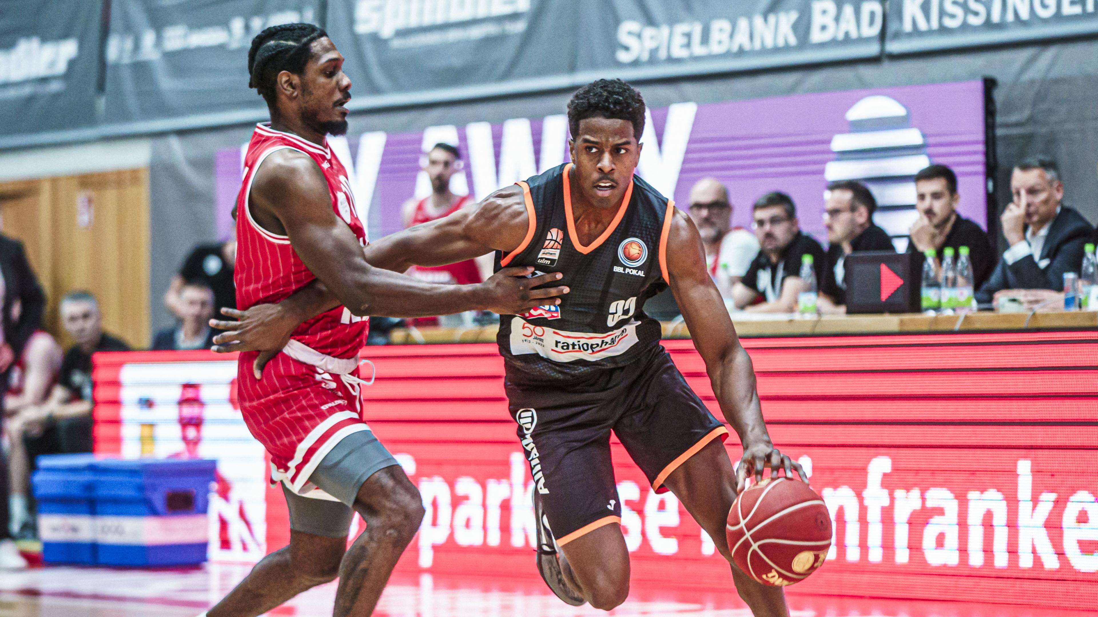 Der deutsche Meister ratiopharm ulm bleibt im BBL Pokal im Rennen und zieht durch einen knappen 76:72-Auswärtserfolg bei den Würzburg Baskets in die Runde der letzten acht Mannschaften ein. Nach einer langen EuroCup-Reise nach Gran Canaria zeigt das Team von Anton Gavel eine über weite Strecken starke Leistung, muss in der Schlussphase aber nochmal zittern. Am Ende macht Topscorer LJ Figueroa den Unterschied.