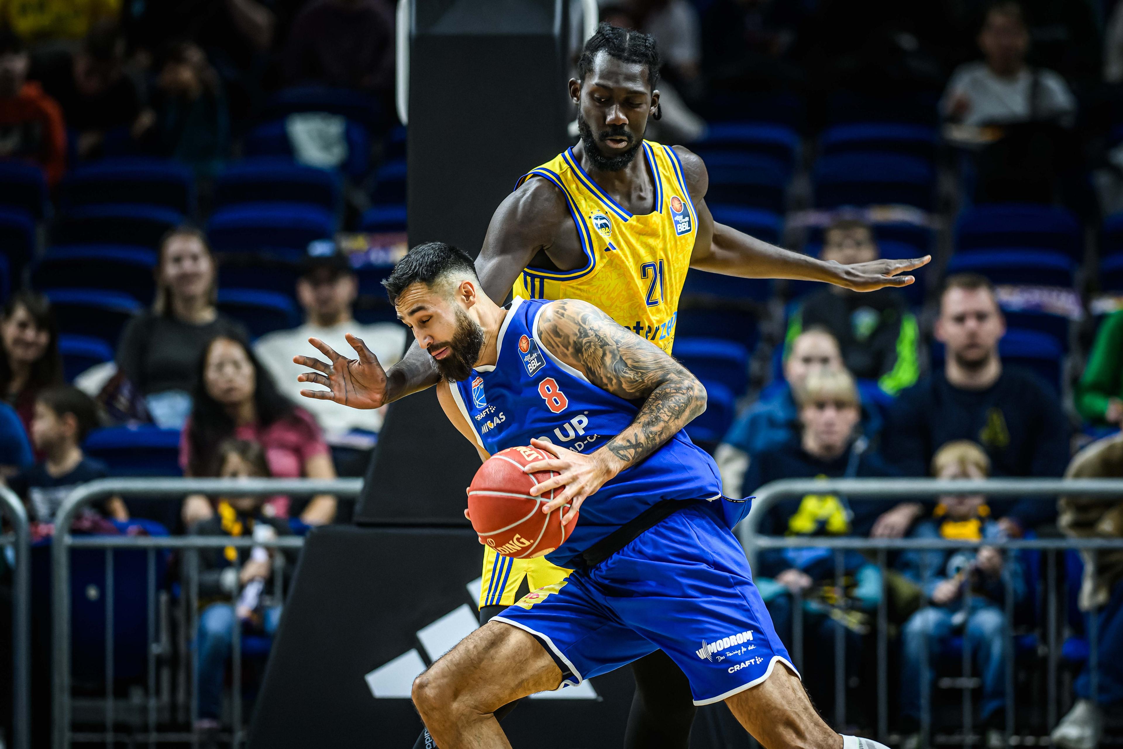 Der SYNTAINICS MBC gewinnt nach über dreizehn Jahren wieder ein Spiel gegen ALBA BERLIN. Mit ihrem dritten Saisonsieg in Folge feiern sie zudem erstmals seit digitaler Datenerfassung einen Auswärtssieg in der Hauptstadt. Ein echtes Ausrufezeichen von den Wölfen, die in gut drei Wochen (am neunten Dezember) im Pokal-Achtelfinale erneut auf Berlin treffen werden - dann in heimischer Halle.