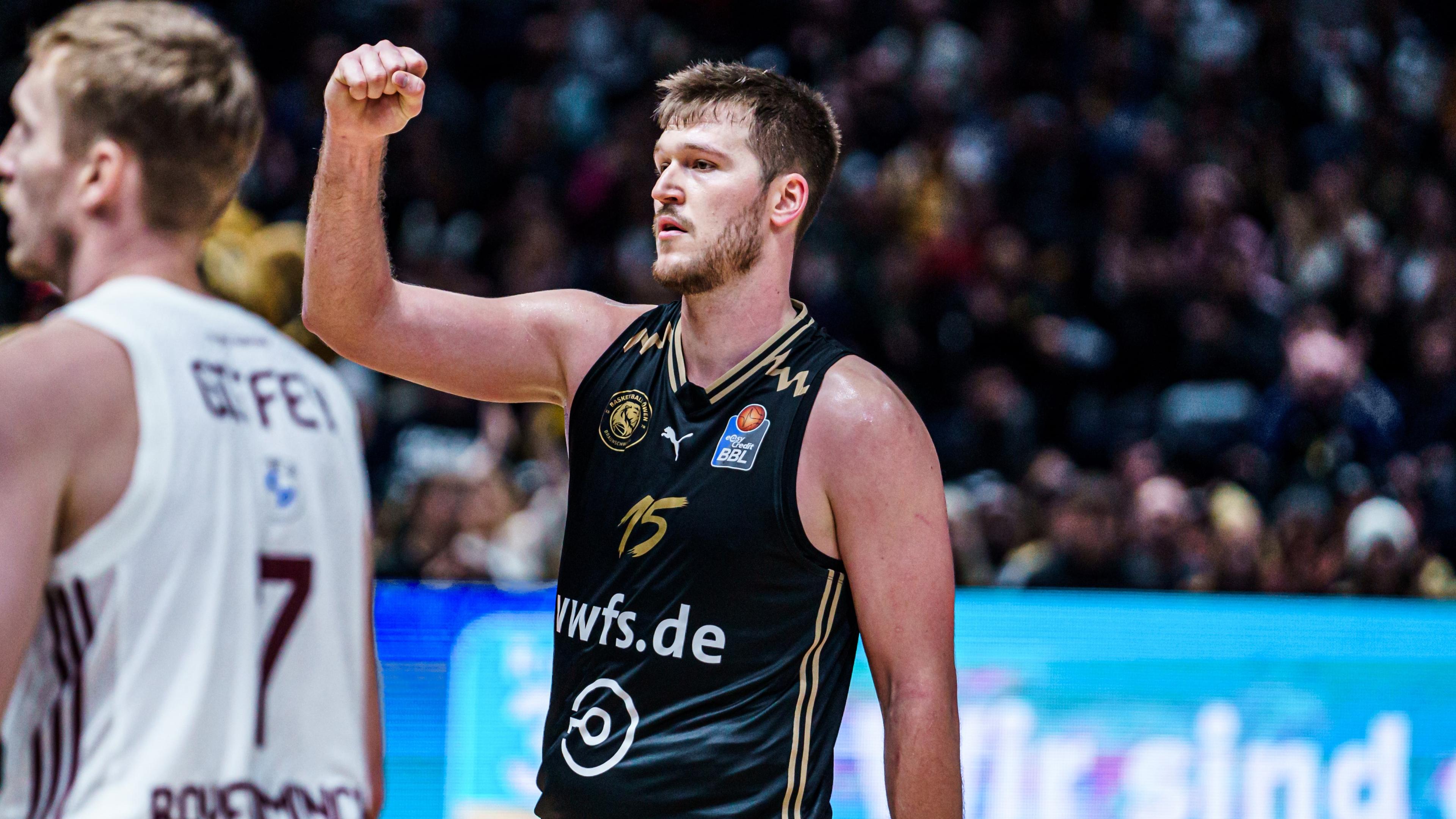 Die Basketball Löwen Braunschweig haben ihre Serie von wettbewerbsübergreifend vier Niederlagen in Folge gebrochen und gegen den FC Bayern Basketball einen 83:81-Heimerfolg eingefahren. Vor etwa 6000 Zuschauern führen die Löwen über weite Strecken der Partie und haben auch in der Crunchtime starke Nerven. Durch den dritten Saisonsieg etablieren sich die Löwen im Tabellenmittelfeld, während die Bayern einen Dämpfer im Kampf um die Tabellenspitze hinnehmen müssen. Bester Werfer des Abends ist Braunschweigs TJ Crockett mit 20 Punkten.