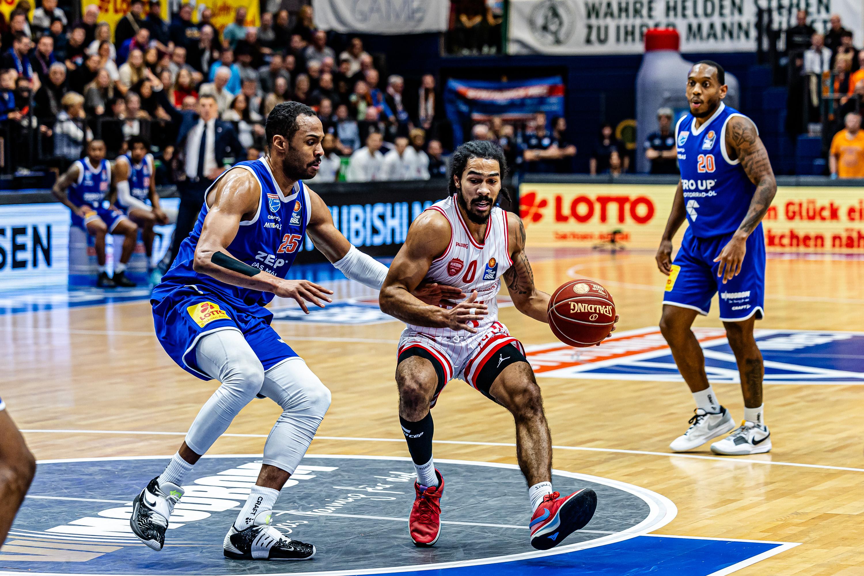 Nach zuletzt drei Siegen beenden die Würzburg Baskets den positiven Lauf des SYNTAINICS MBC. Damit behauptet das Team aus Mittelfranken den zehnten Rang und hält Anschluss an die direkten Playoff-Ränge. Der MBC bleibt zuhause weiter schwach, verliert das dritte von vier Heimspielen dieser Saison.