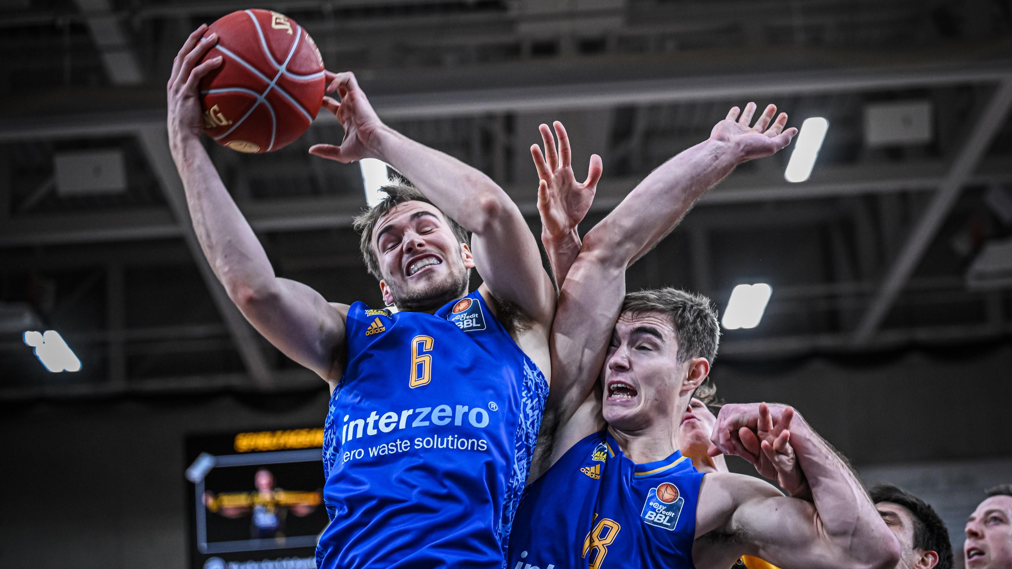 ALBA BERLIN muss sich am Montagabend bei Aufsteiger Tigers Tübingen in der zweiten Halbzeit steigern, um den dritten Sieg am Stück einzufahren. Die Gastgeber liefern dem Favoriten vor allem in den ersten 20 Minuten einen harten Kampf. Für ALBA ist das 97:81 der erfolgreiche Start in eine arbeitsreiche Woche.