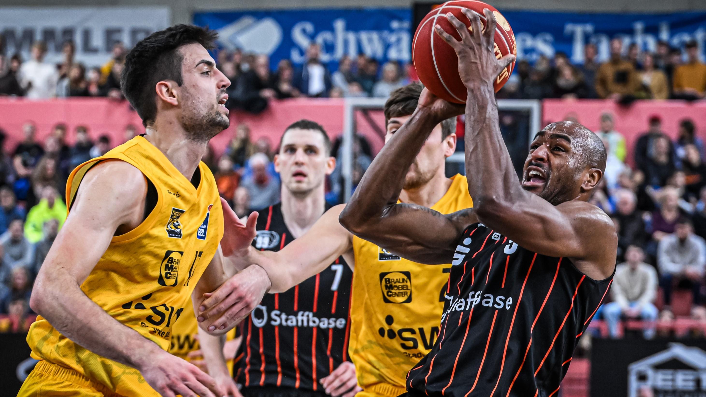 Die NINERS Chemnitz haben am siebten Spieltag der easycredit BBL ihren sechsten Sieg eingefahren. Bei den Tigers Tübingen setzt sich das Team von Rodrigo Pastore mit 106:68 durch und steht gemeinsam mit Berlin und Ulm an der Spitze der Tabelle. Tübingen steckt mit nur einem Sieg weiter im Tabellenkeller fest. Bester Werfer des Abends ist Wes van Beck mit 28 Punkten.