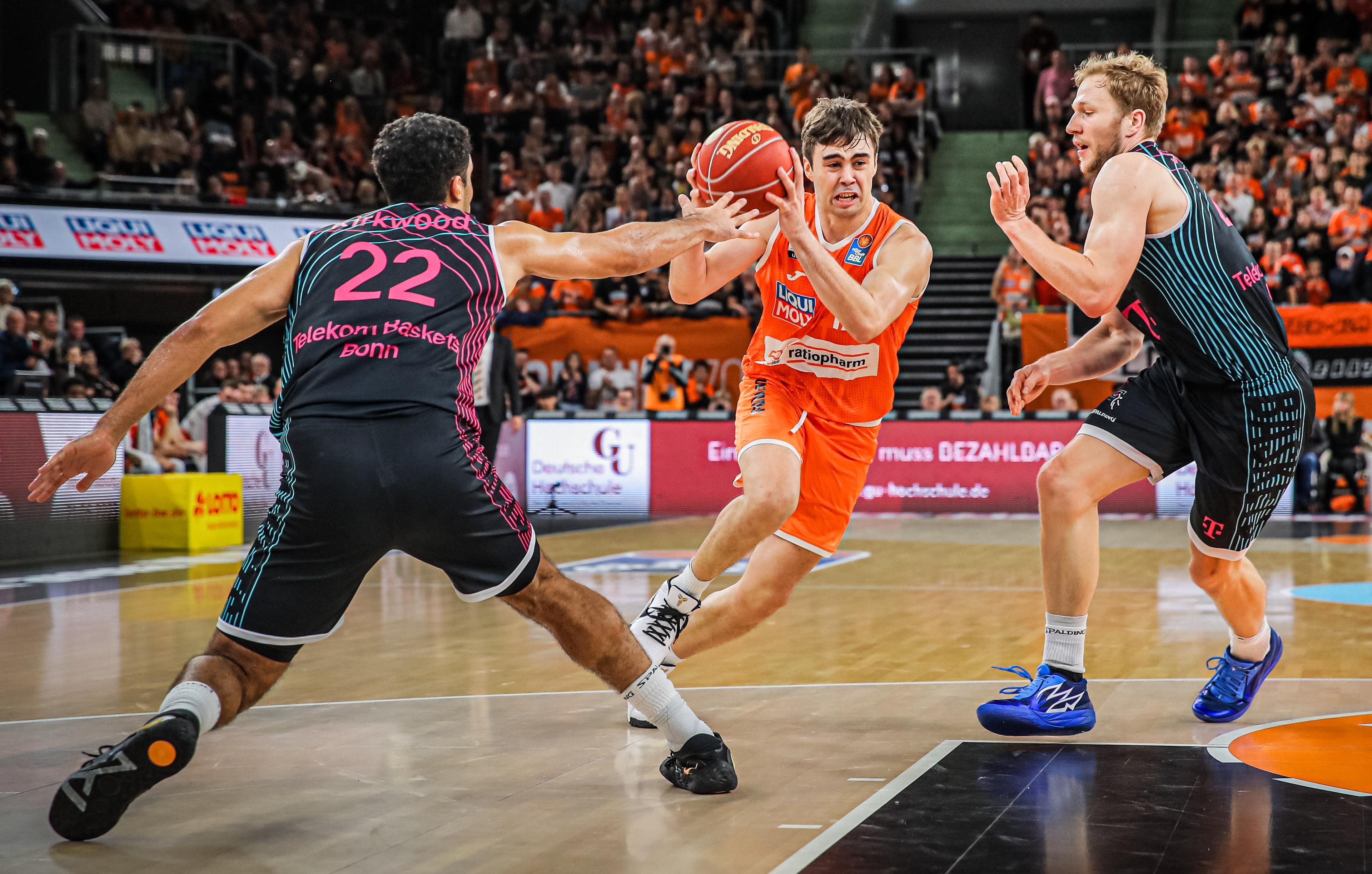 Die Neuauflage des Finals der vergangegen Saison zwischen ratiopharm ulm und den Telekom Baskets Bonn bietet viel neues Personal, aber den gleichen Ausgang wie die Finals. Dabei spielt Ulm vor allem offensiv eine überragende erste Halbzeit und beendet den Lauf der Bonner nach zuletzt drei Siegen. 