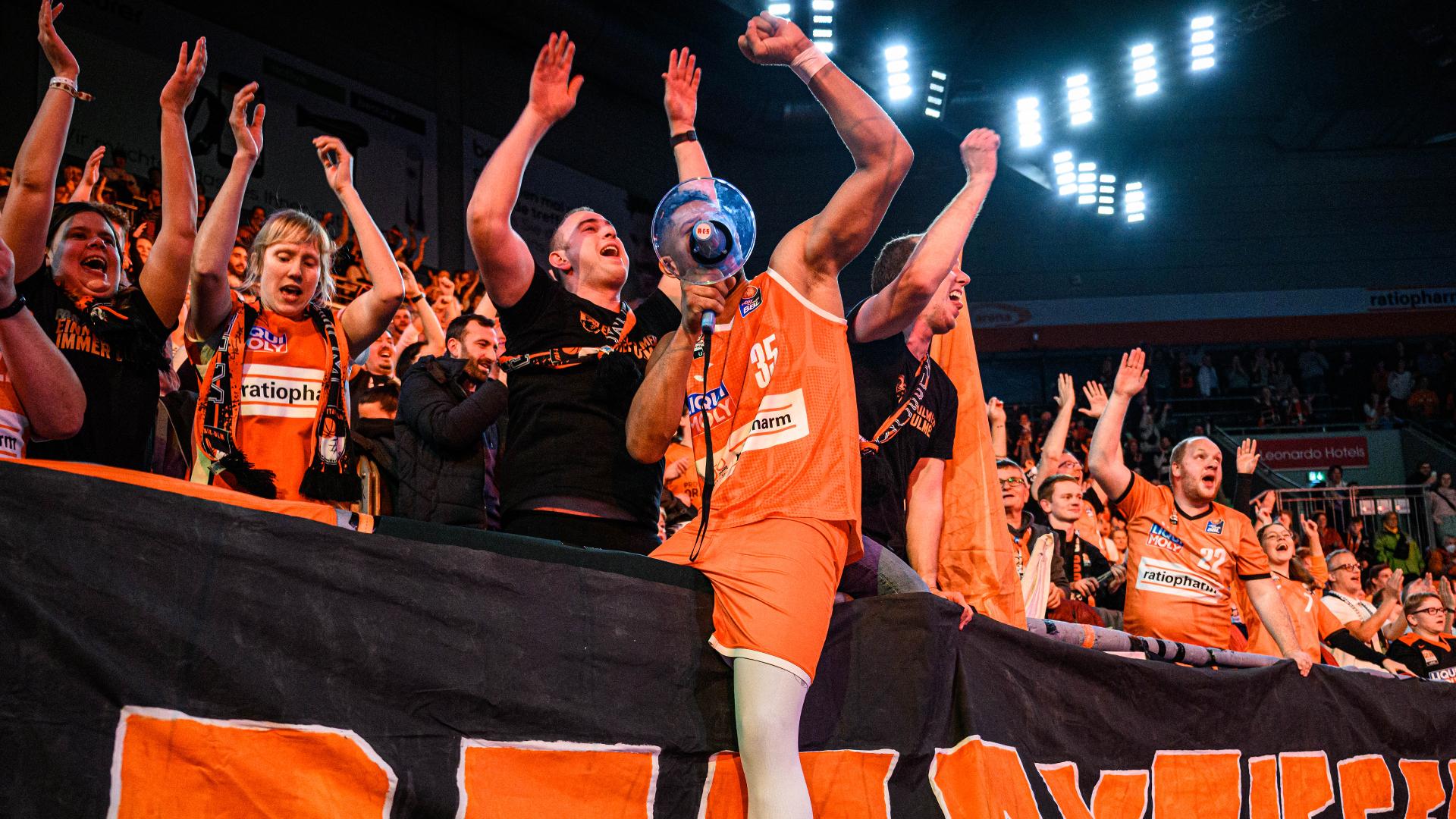 Der Deutsche Meister ist nachweislich besser in die Saison 2023/2024 gestartet, als dies in der vergangenen Spielzeit der Fall war. Das Team von ratiopharm ulm tut sich zwar gegen die HAKRO Merlins Crailsheim zunächst schwer, findet im Schlussakt aber den richtigen defensiven Hebel. Die Hohenloher kommen zu keinem einzigen Dreier, während Karim Jallow (26 Punkte) und Co. das 94:87 in trockene Tücher bringen.